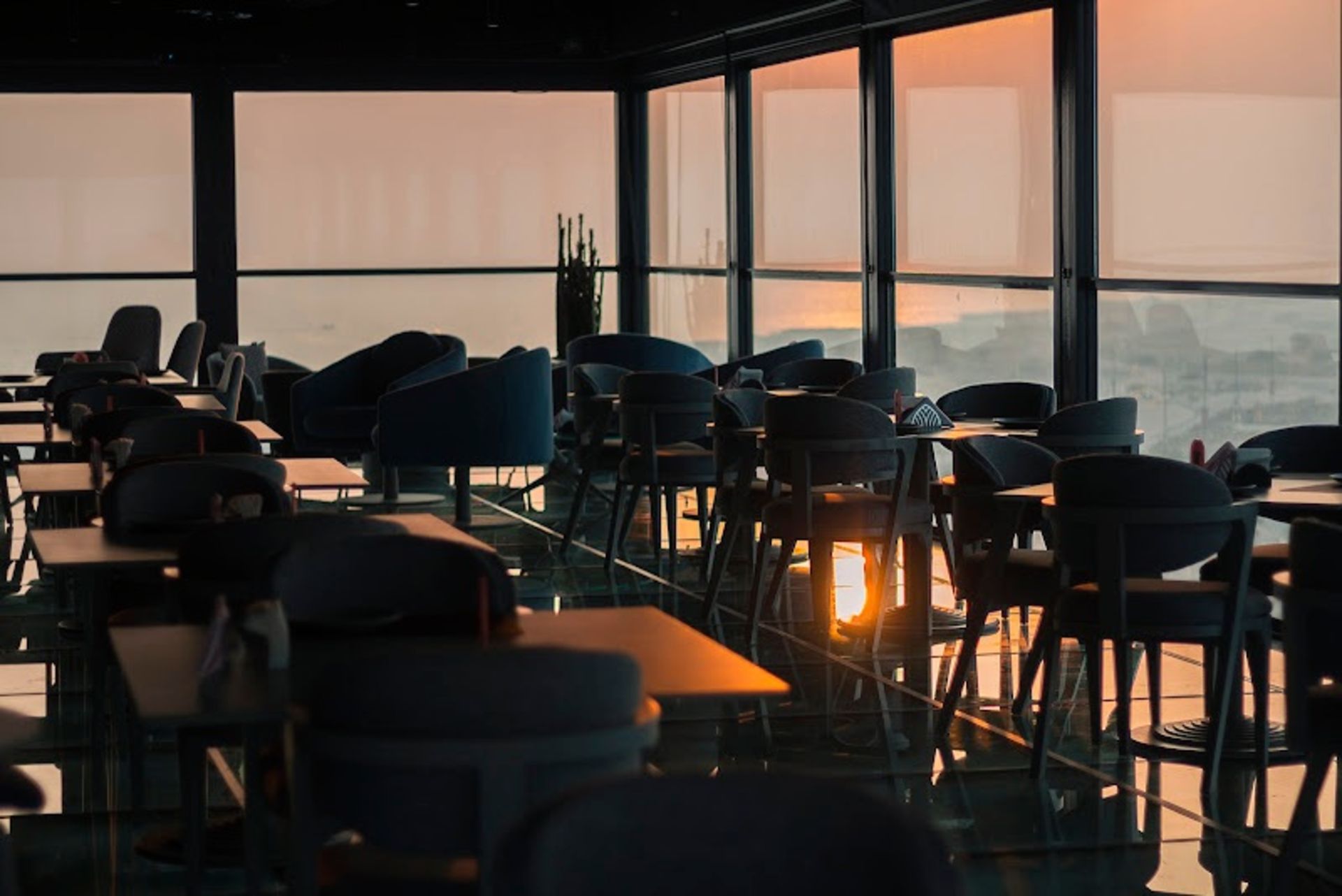 میز و صندلی های کافه رستوران لیمیا