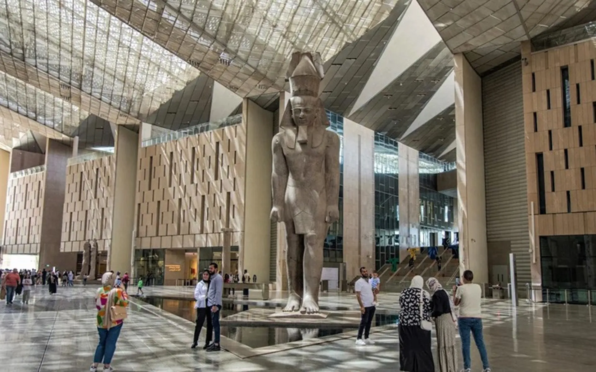 گردشگران در حال عکس گرفتن از آثار موزه بزرگ مصر