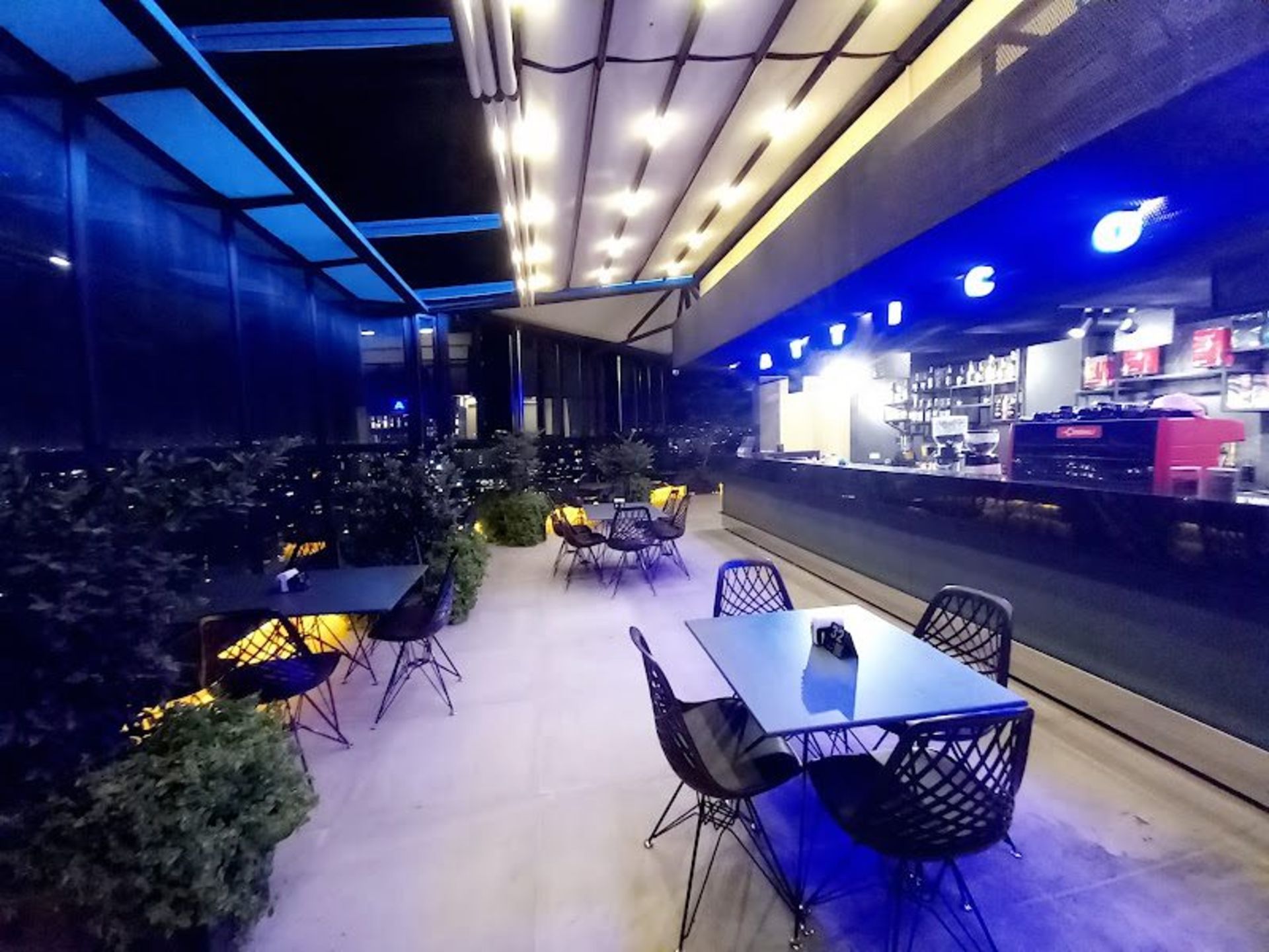 فضای کافه رستوران آتیکو در شب