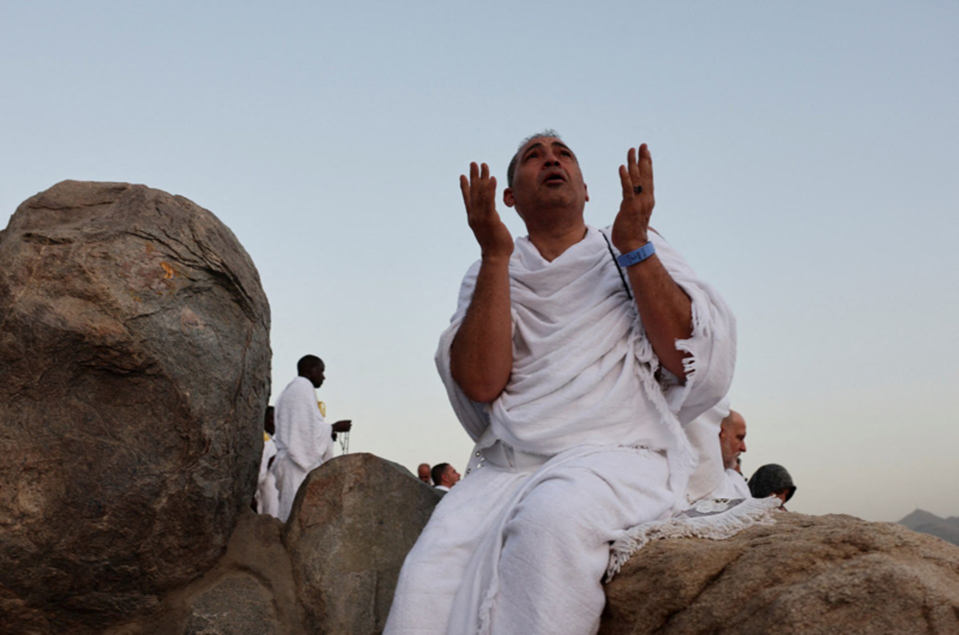 زائر مسلمان در حال دعا در جبل الرحمه