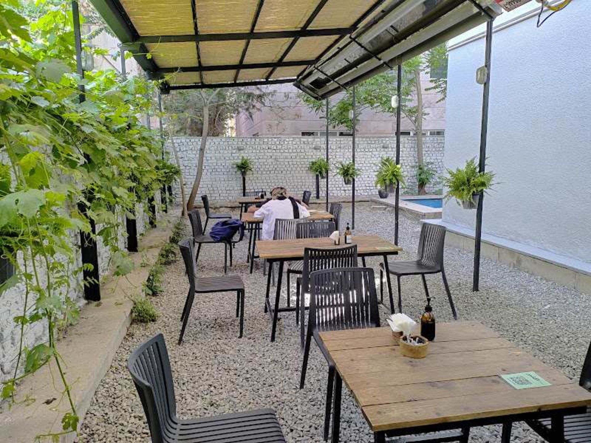 صندلی های فضای باز کافه اکتبر کرج