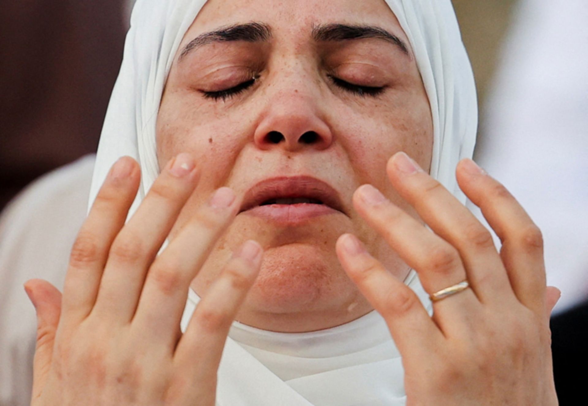 زن مسلمان در حال دعا