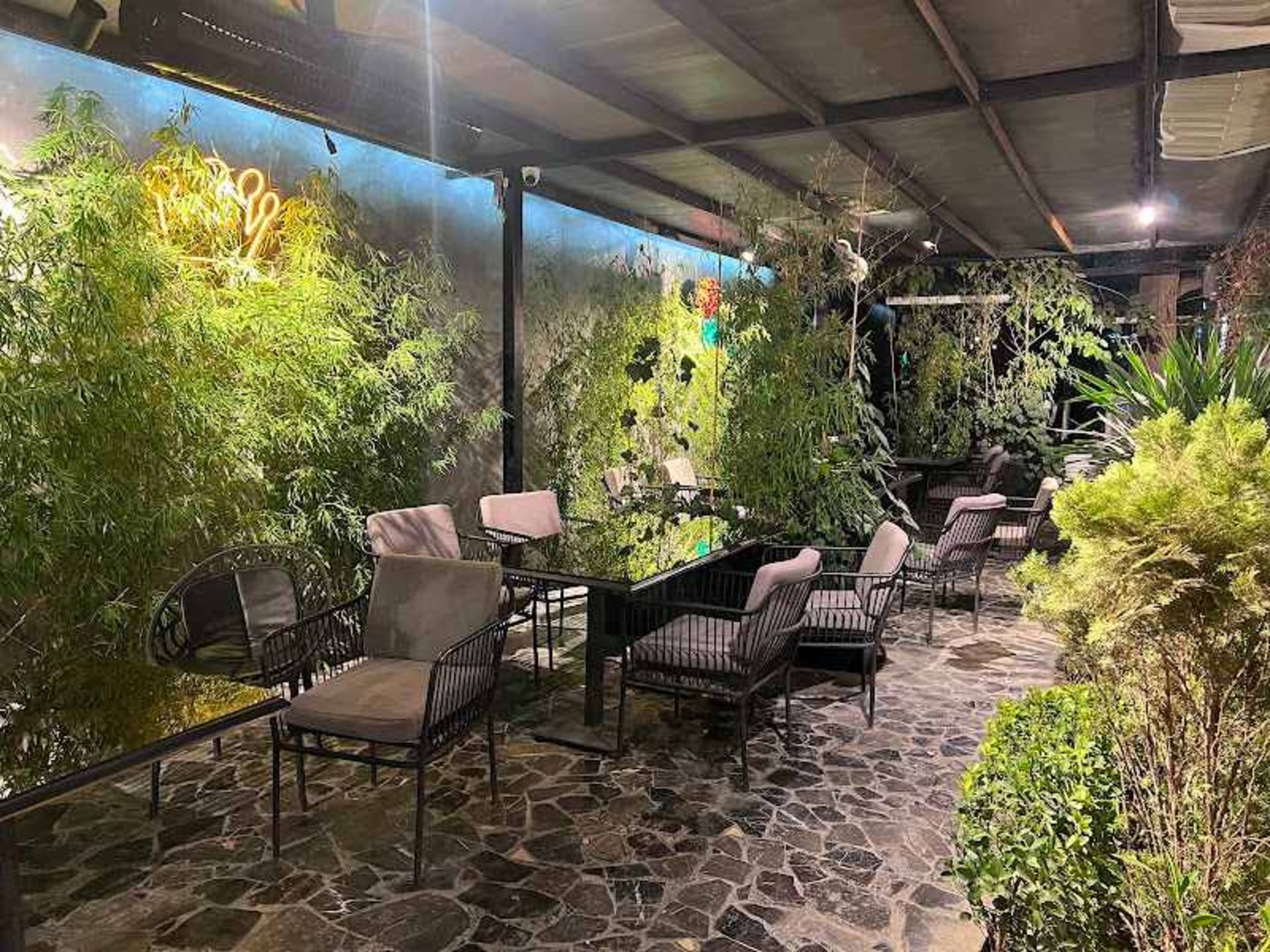 فضای باز کافه رستوران فلوریس مهرشهر