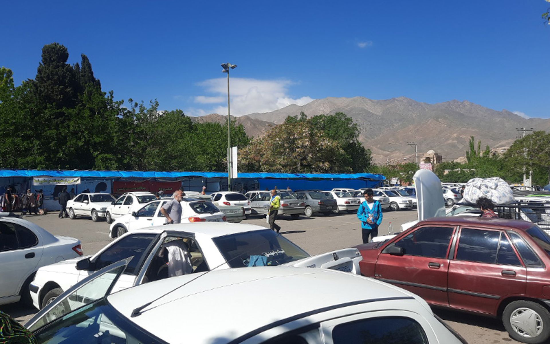 ماشین های پارکینگ باغ تالار نیاسر