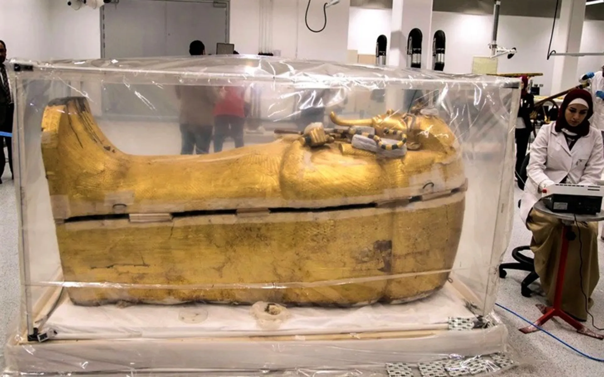محققی در کنار تابوت فرعون در موزه بزرگ مصر