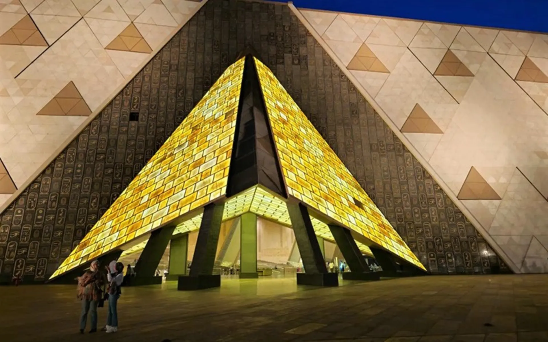 ورودی موزه بزرگ مصر در شب