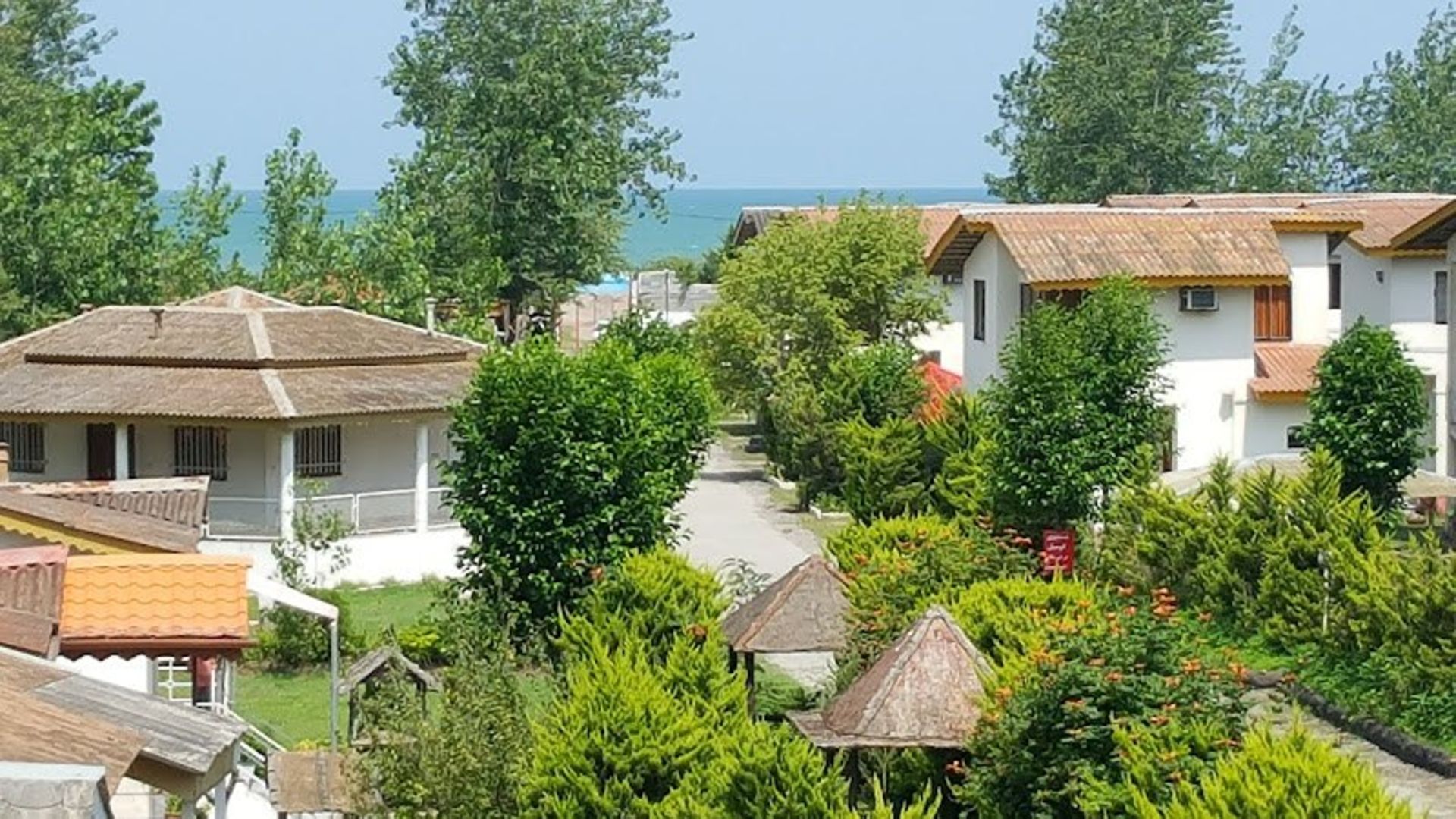 خانه های دهکده ساحلی چمخاله