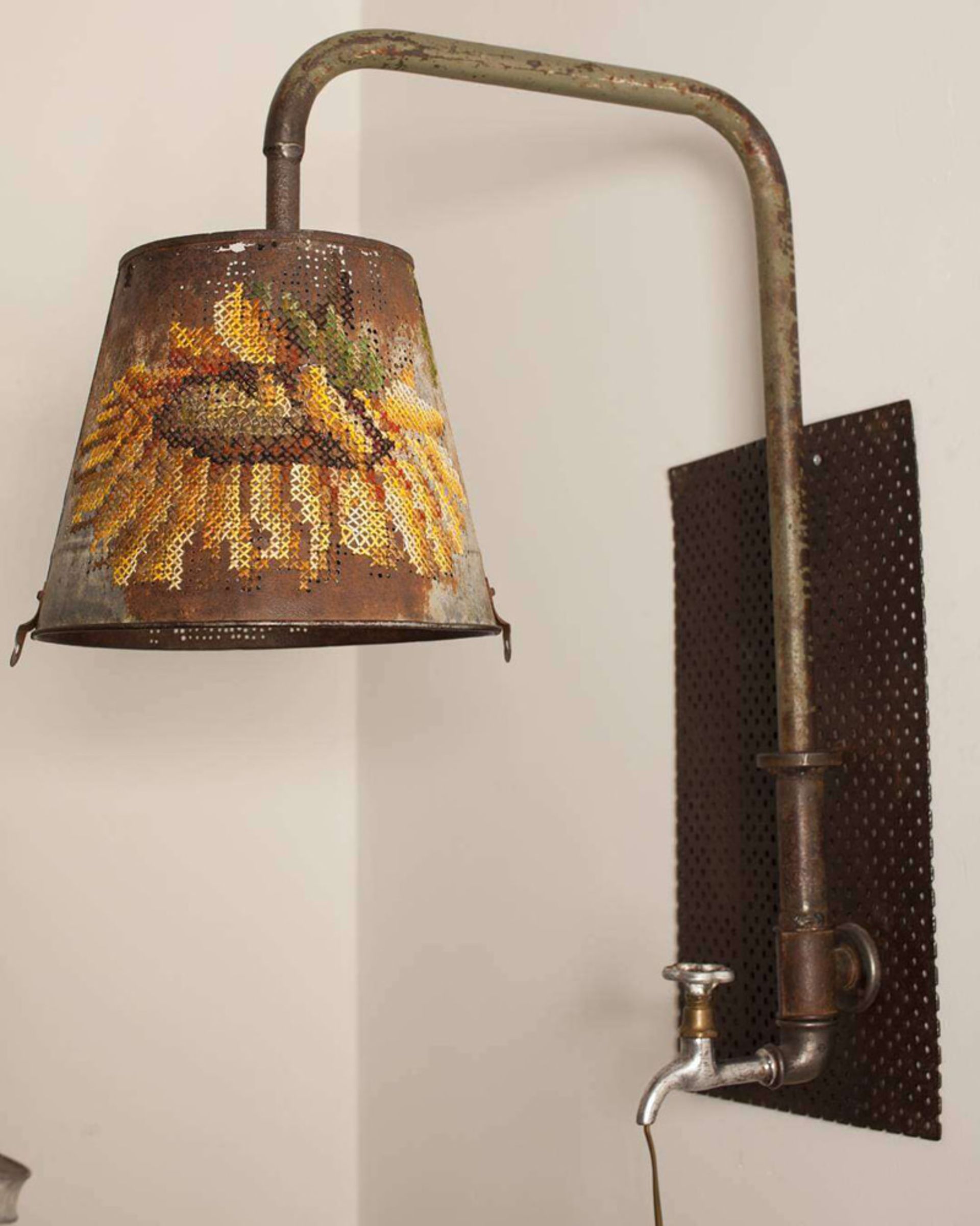 آباژور گلدوزی شده