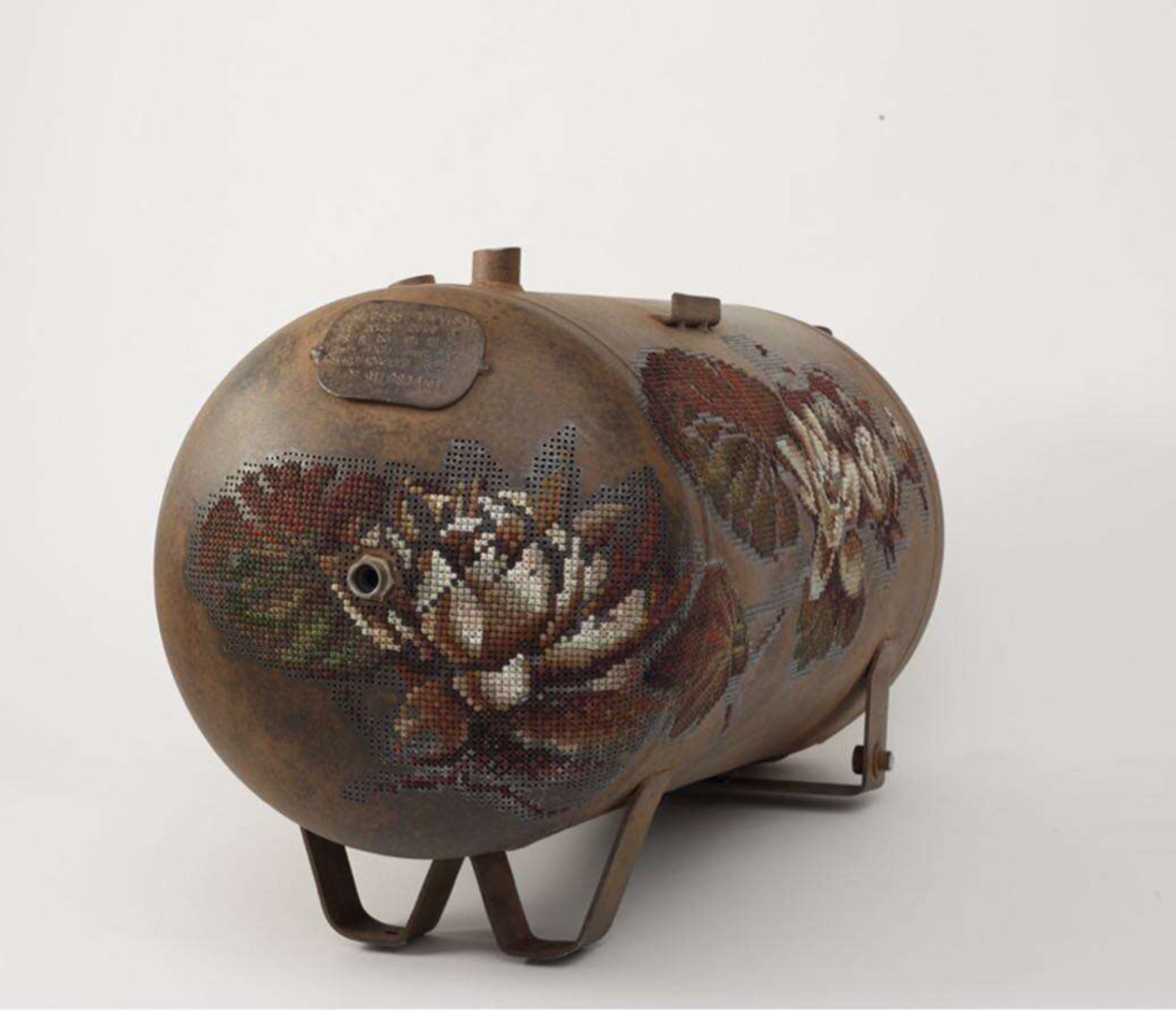 مخزن فلزی گلدوزی شده