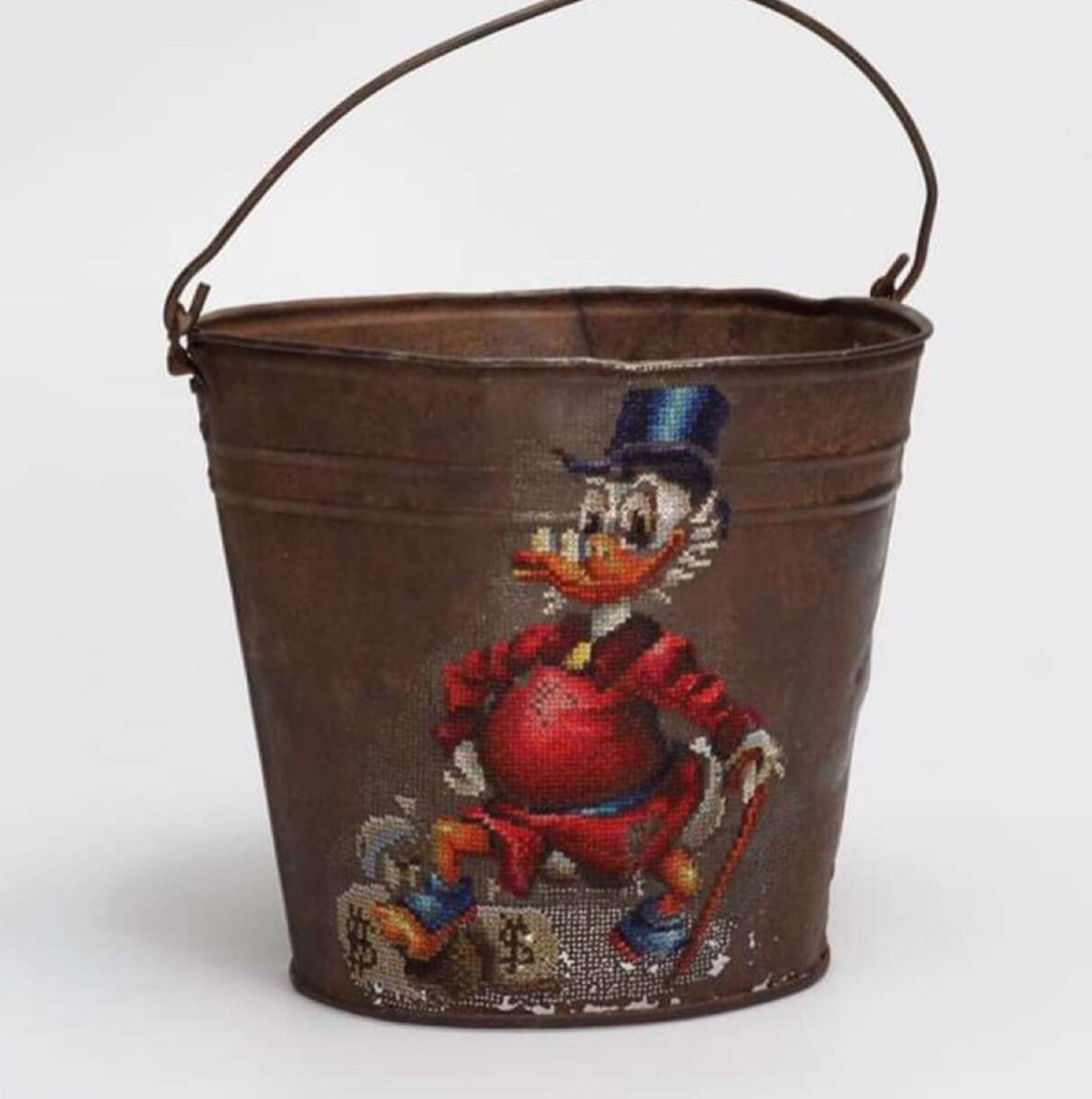 سطل گلدوزی شده