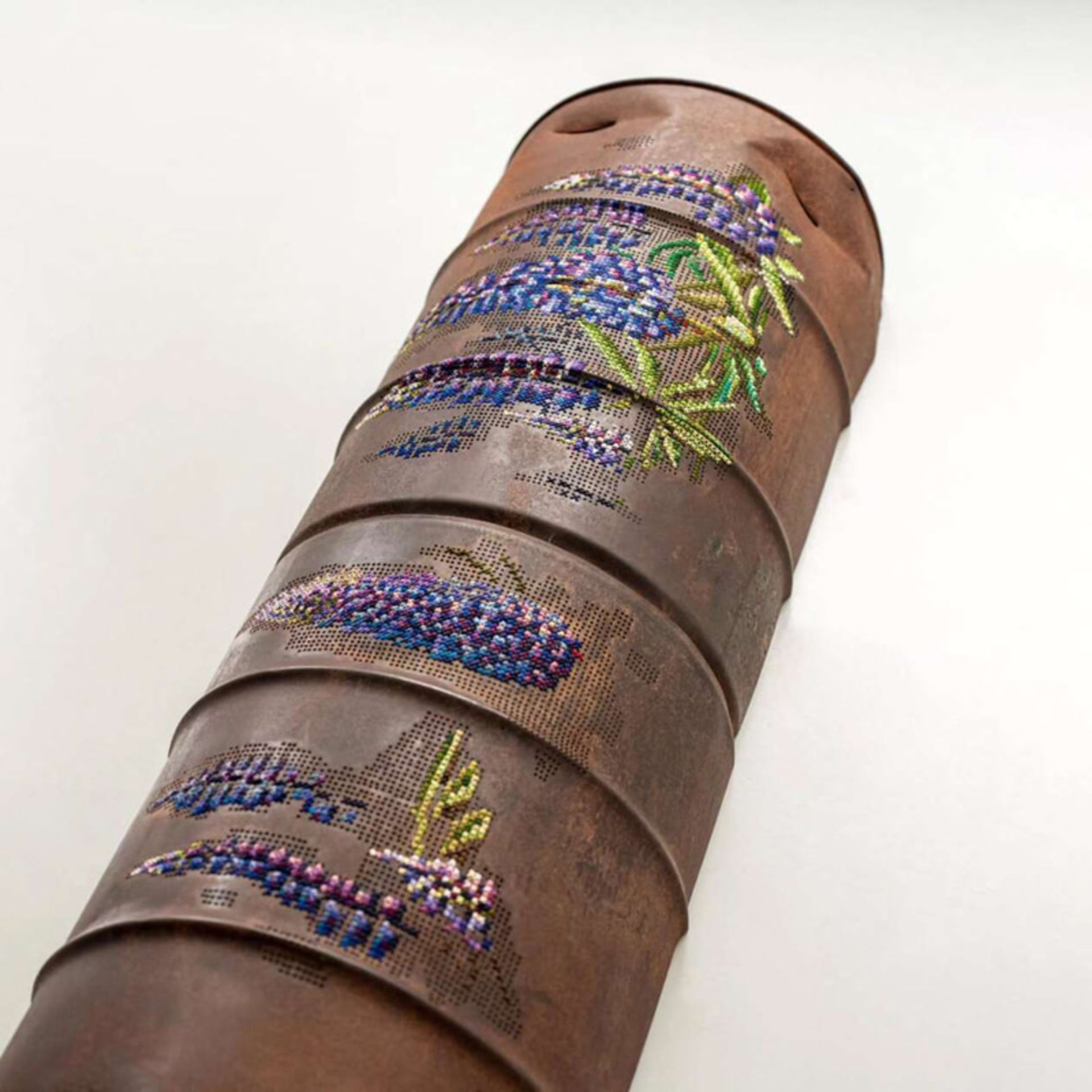 لوله فلزی گلدوزی شده