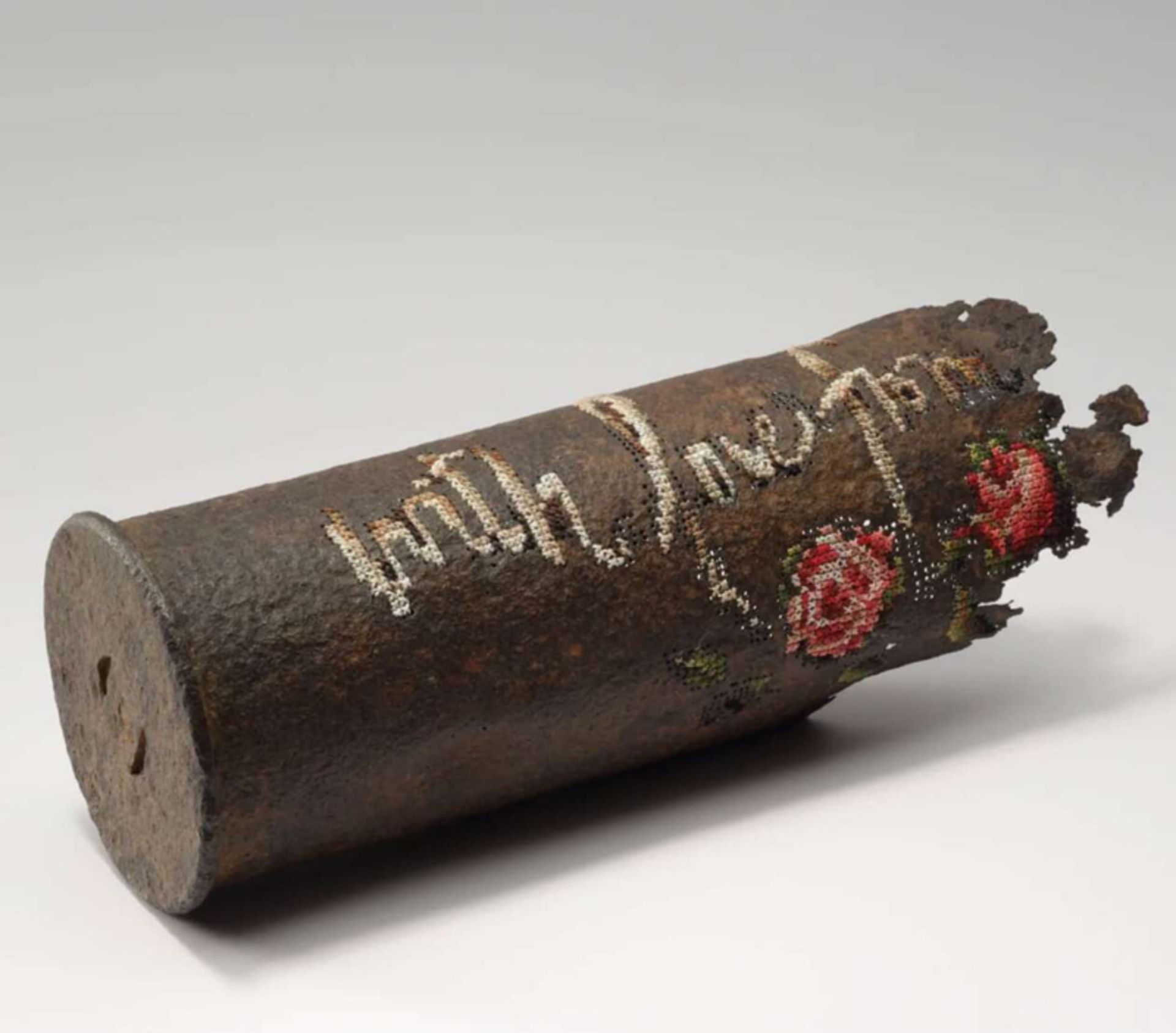 گلوله توپ تزئین شده با گلدوزی