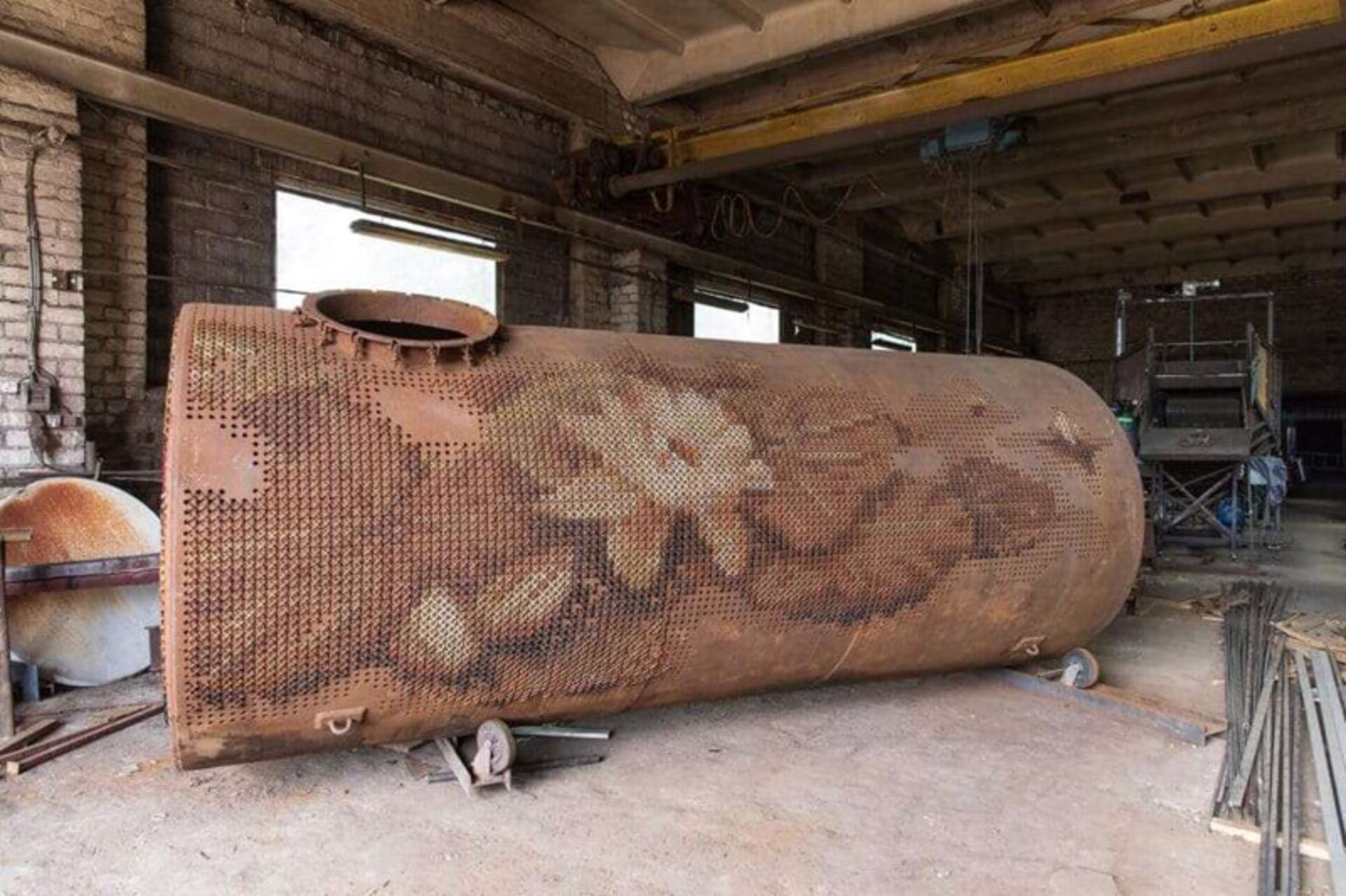 استوانه فلزی بزرگ با طرح گل