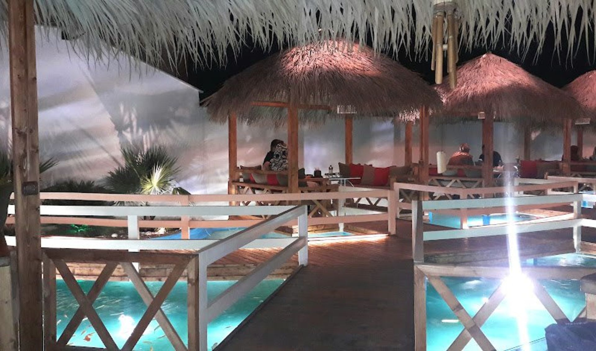 آلاچیق های خانوادگی در کافه رستوران دنیز