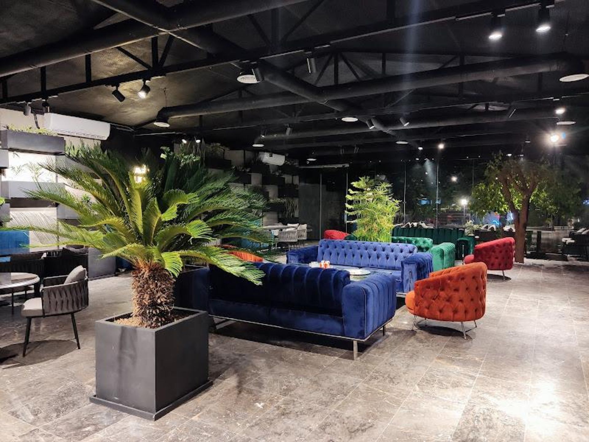 فضای سرپوشیده کافه رستوران فلوریس کرج