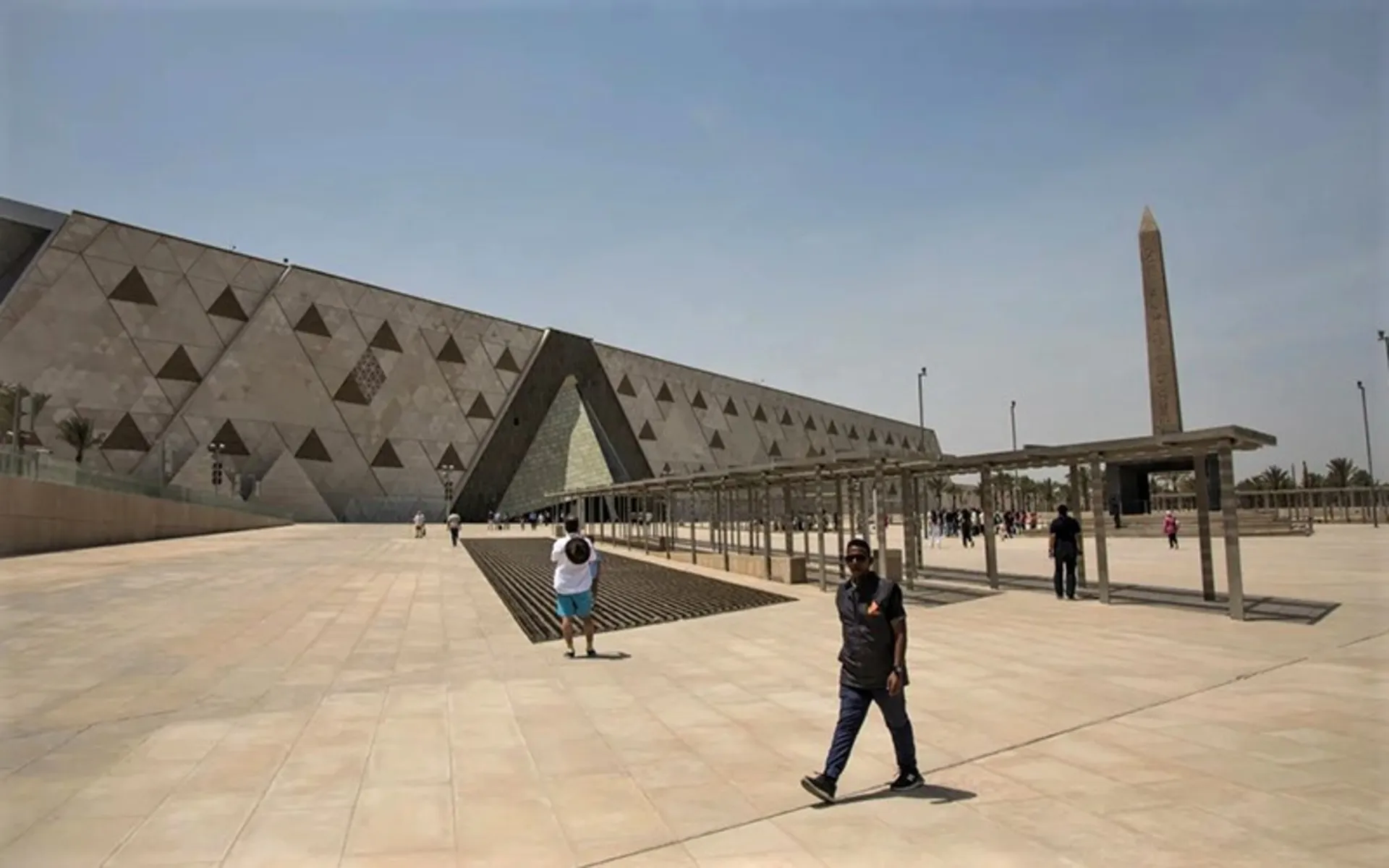 گردشگران در محوطه موزه بزرگ مصر