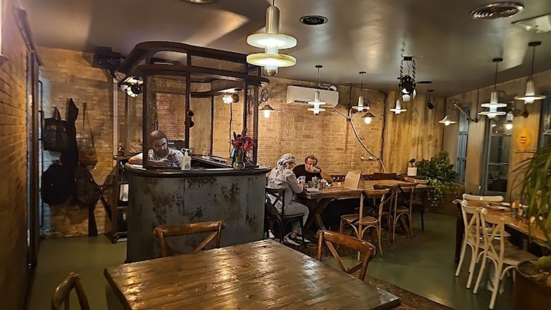 میز و صندلی های چوبی کافه رستوران وینتیج