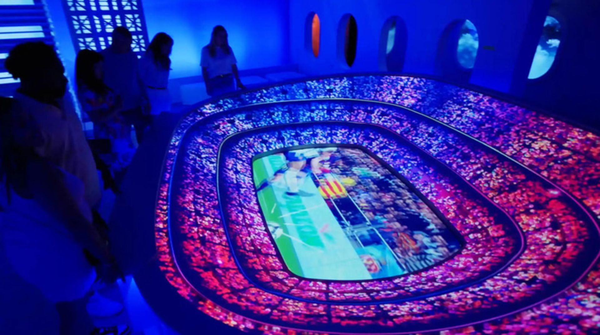 تجربه مسی در دبی؛ توری هیجانانگیز در دنیای اسطوره فوتبال 9 صفحه نمایشی به شکل استادیوم در نمایشگاه تجربه مسی