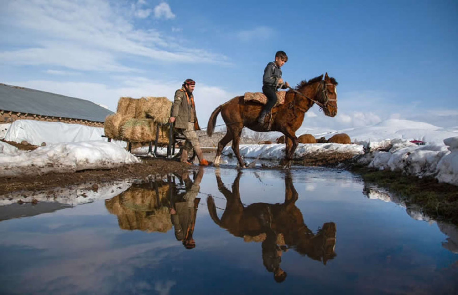 عبور پدر و پسر ترک از رودخانه