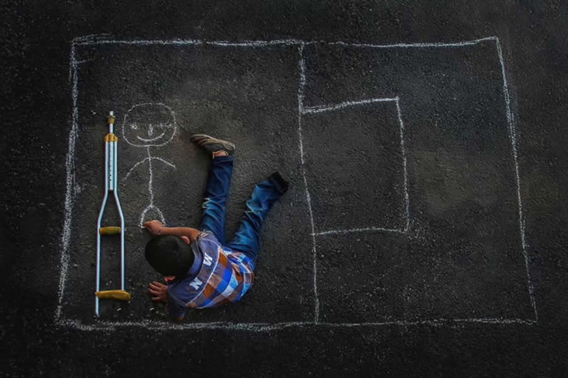 نقاشی کودک معلول بر زمین