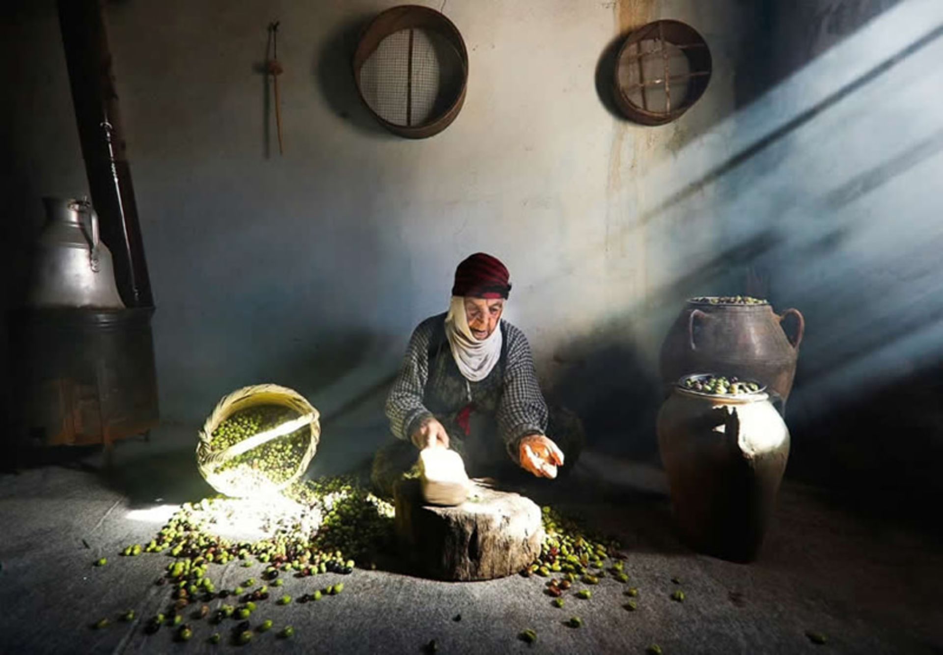 پیرزن روستایی ترک مشغول به کار