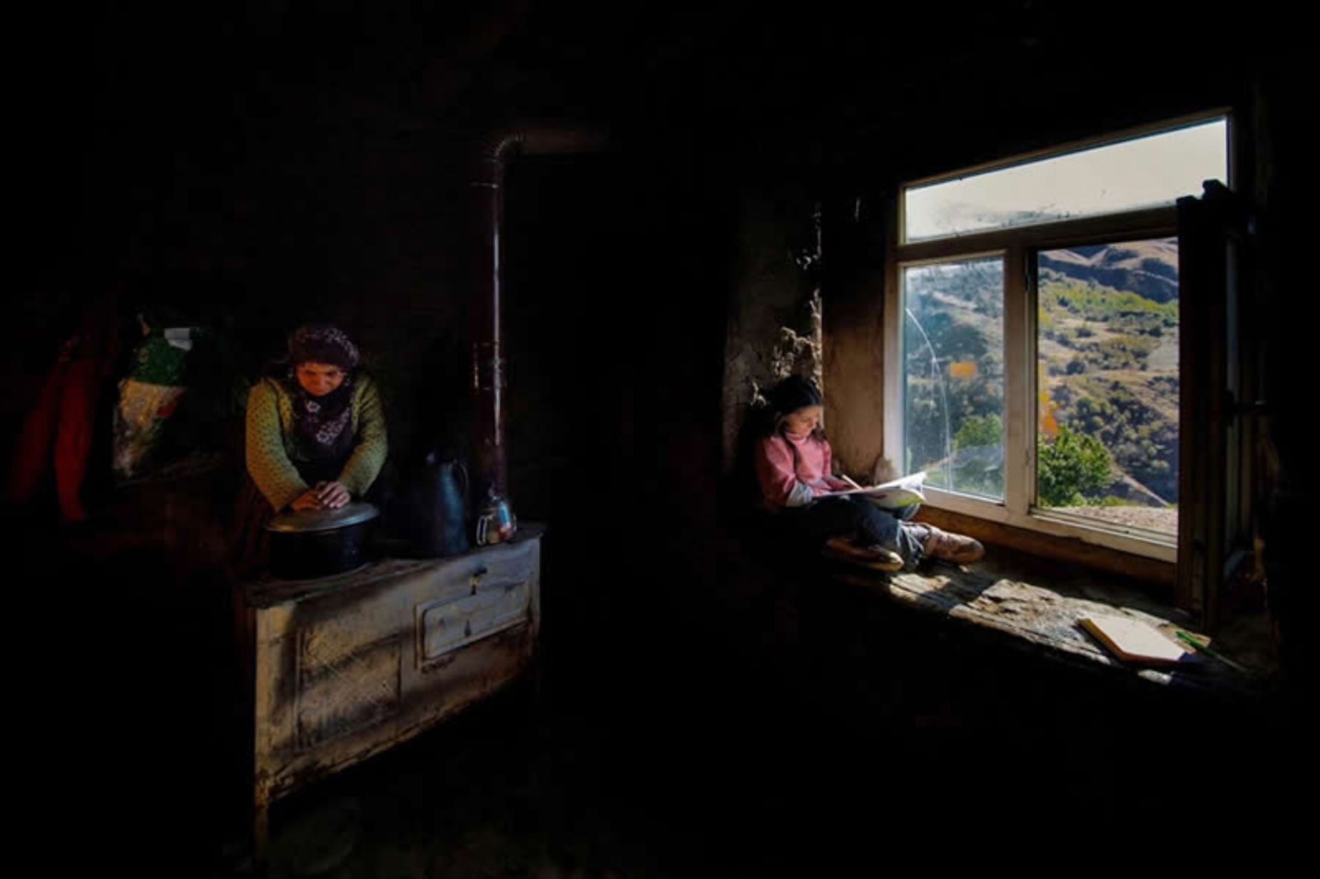 دخترک ترک کنار پنجره