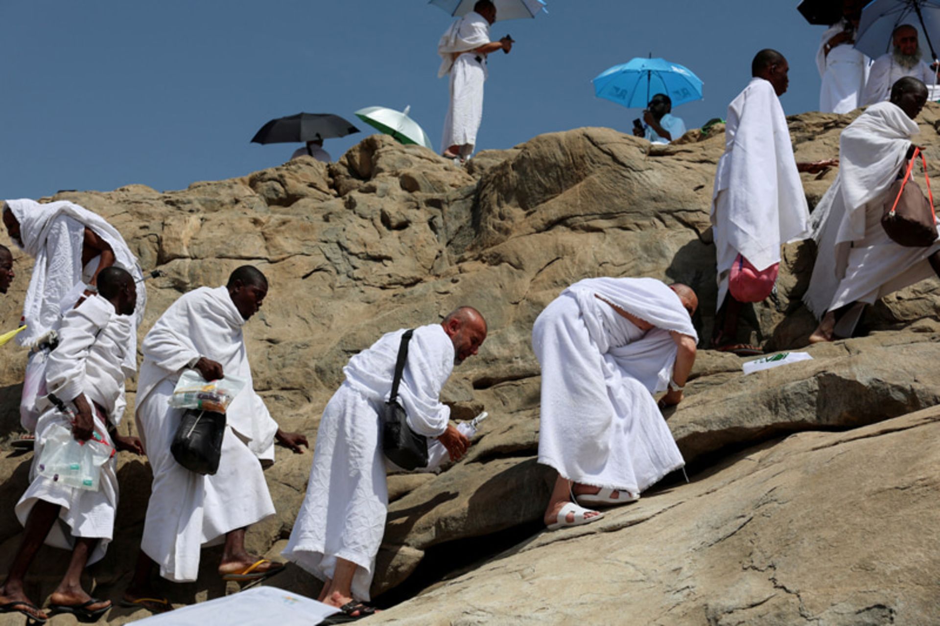 زائران مسلمان در حال بالا رفتن از جبل الرحمه