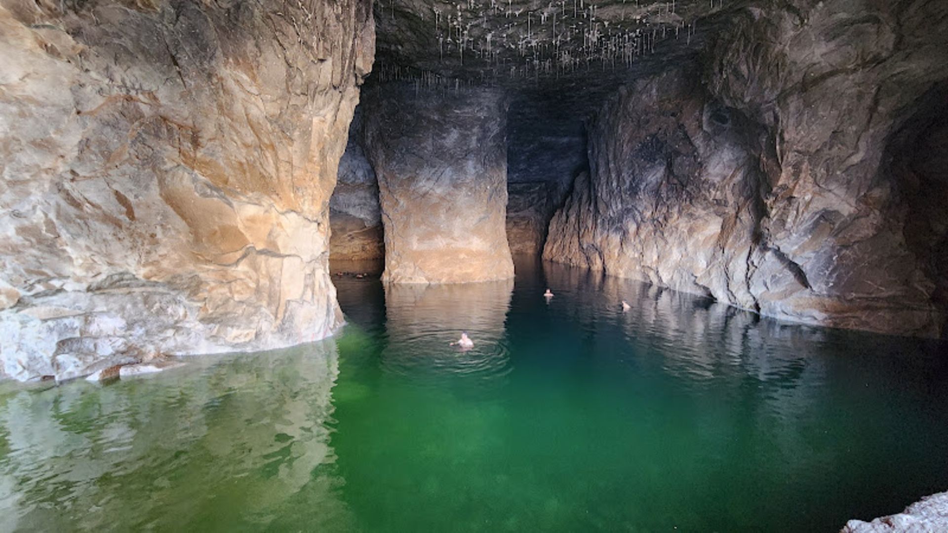 فضای داخلی غار نمکی گرمسار