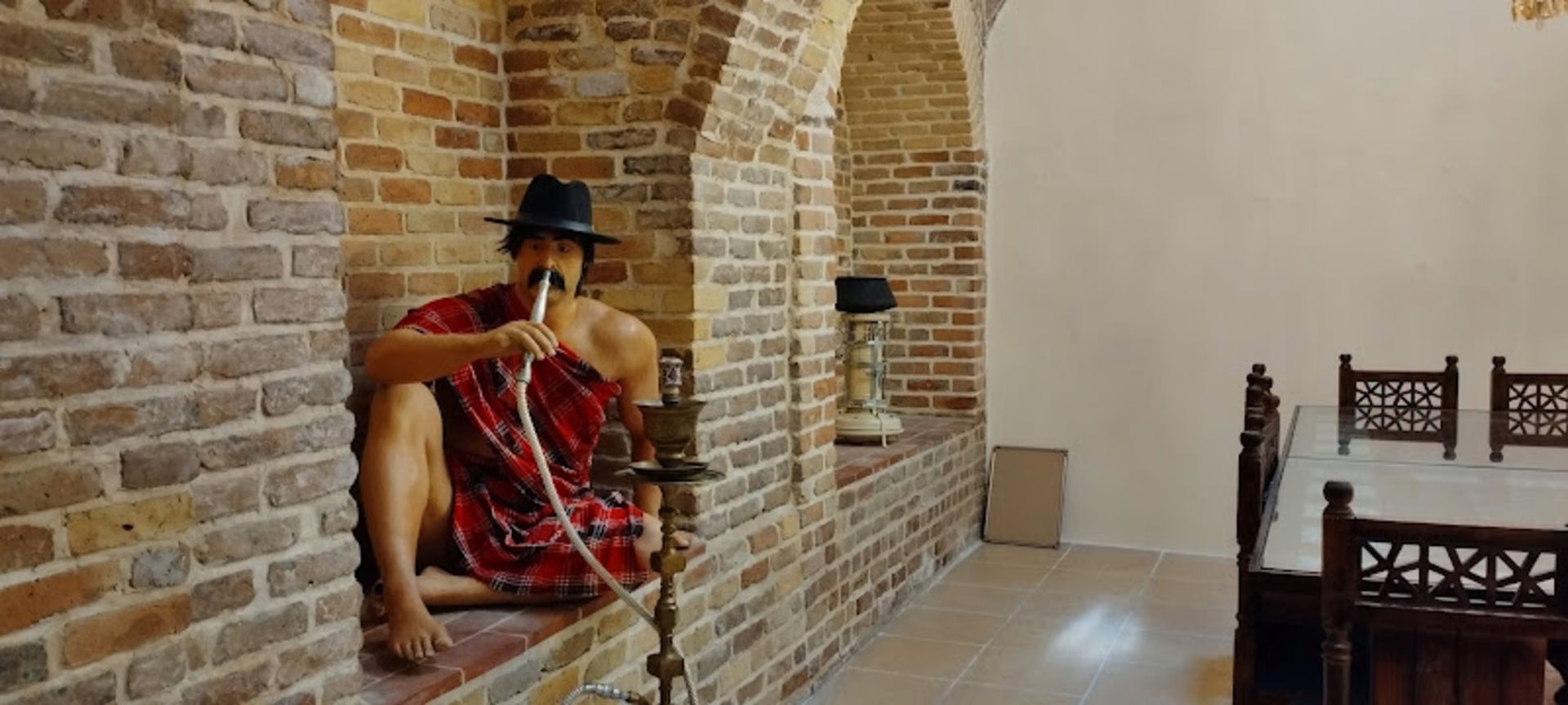 ماکت مرد در رستوران سنتی حمام قلعه همدان