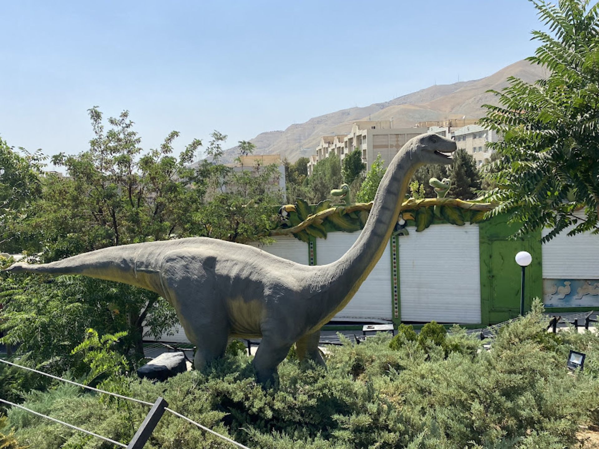 مجسمه دایناسور عظیم الجثه در پارک ژوراسیک