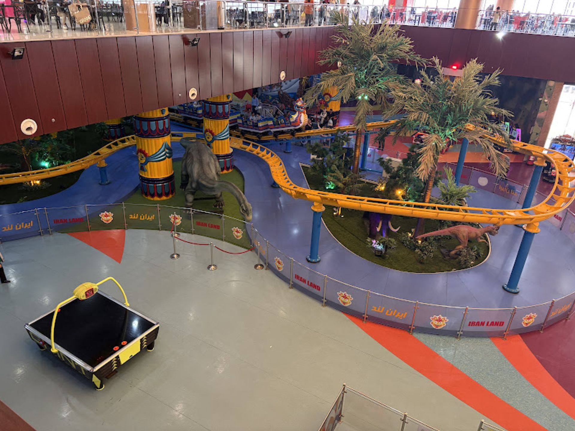 فضای داخلی شهربازی ایران لند در شیراز