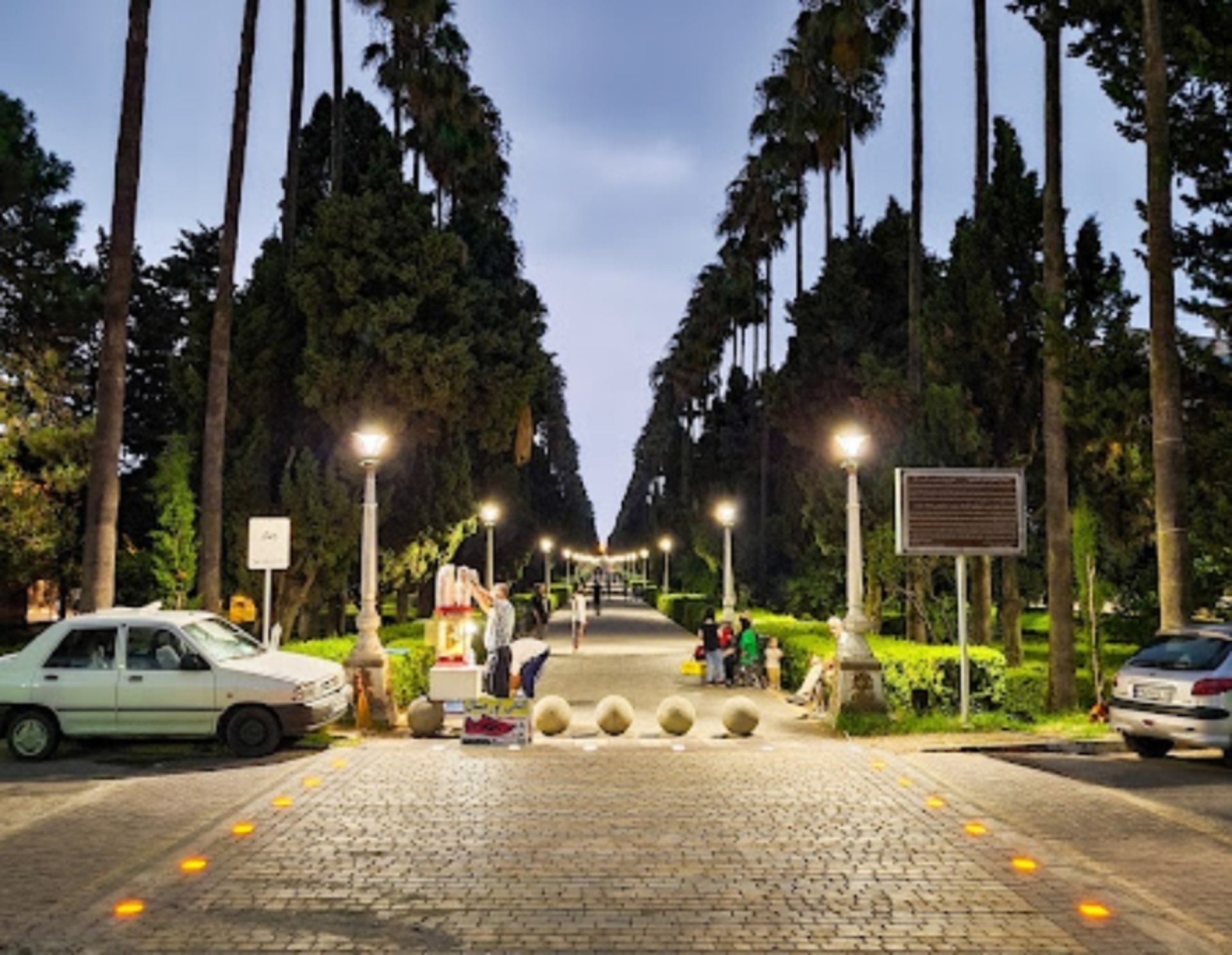 پیادرو سنگفرش شده بلوار معلم با چراغ های روشن