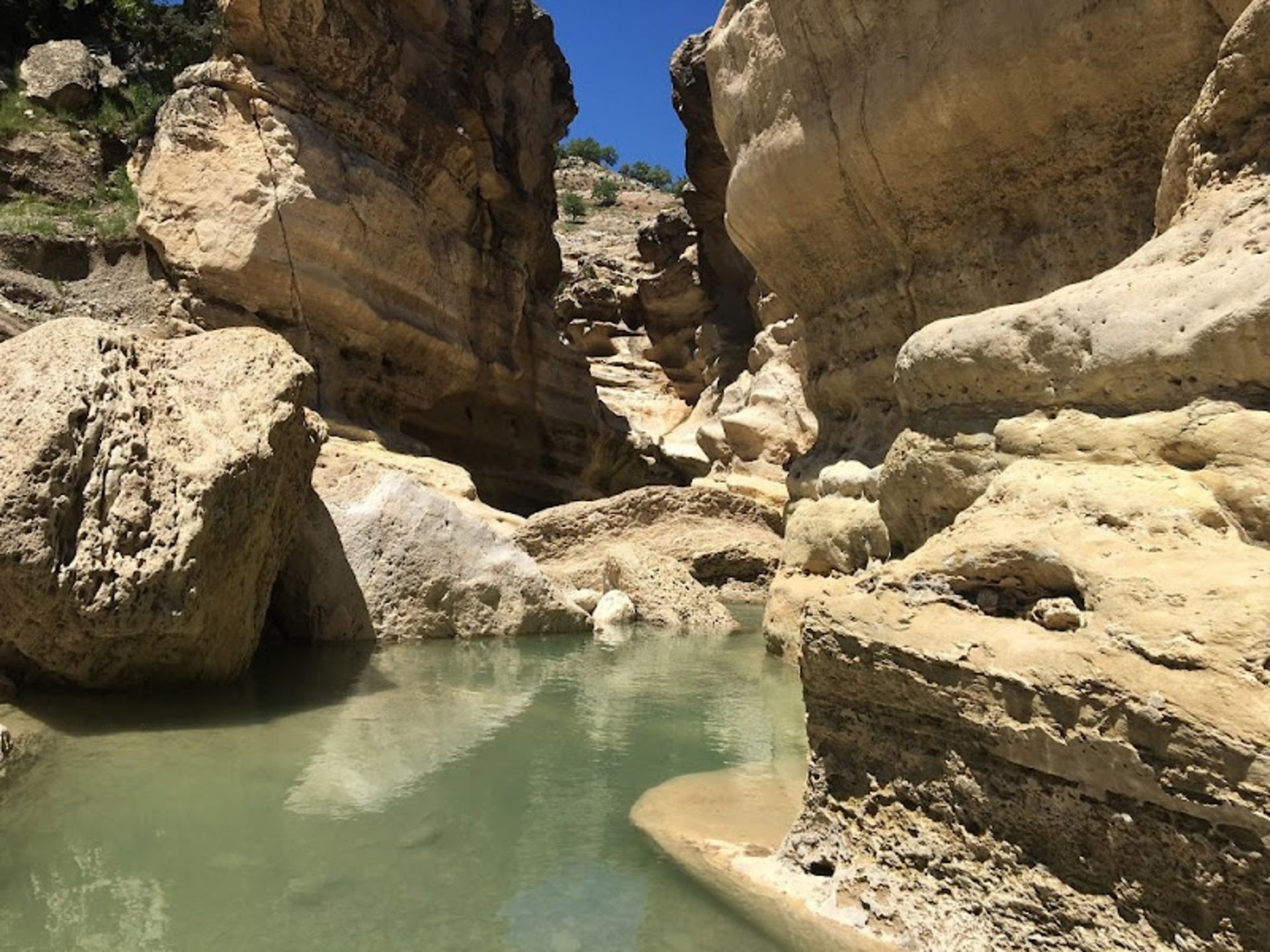 رودخانه پرآب و صخره های تنگه رازیانه 