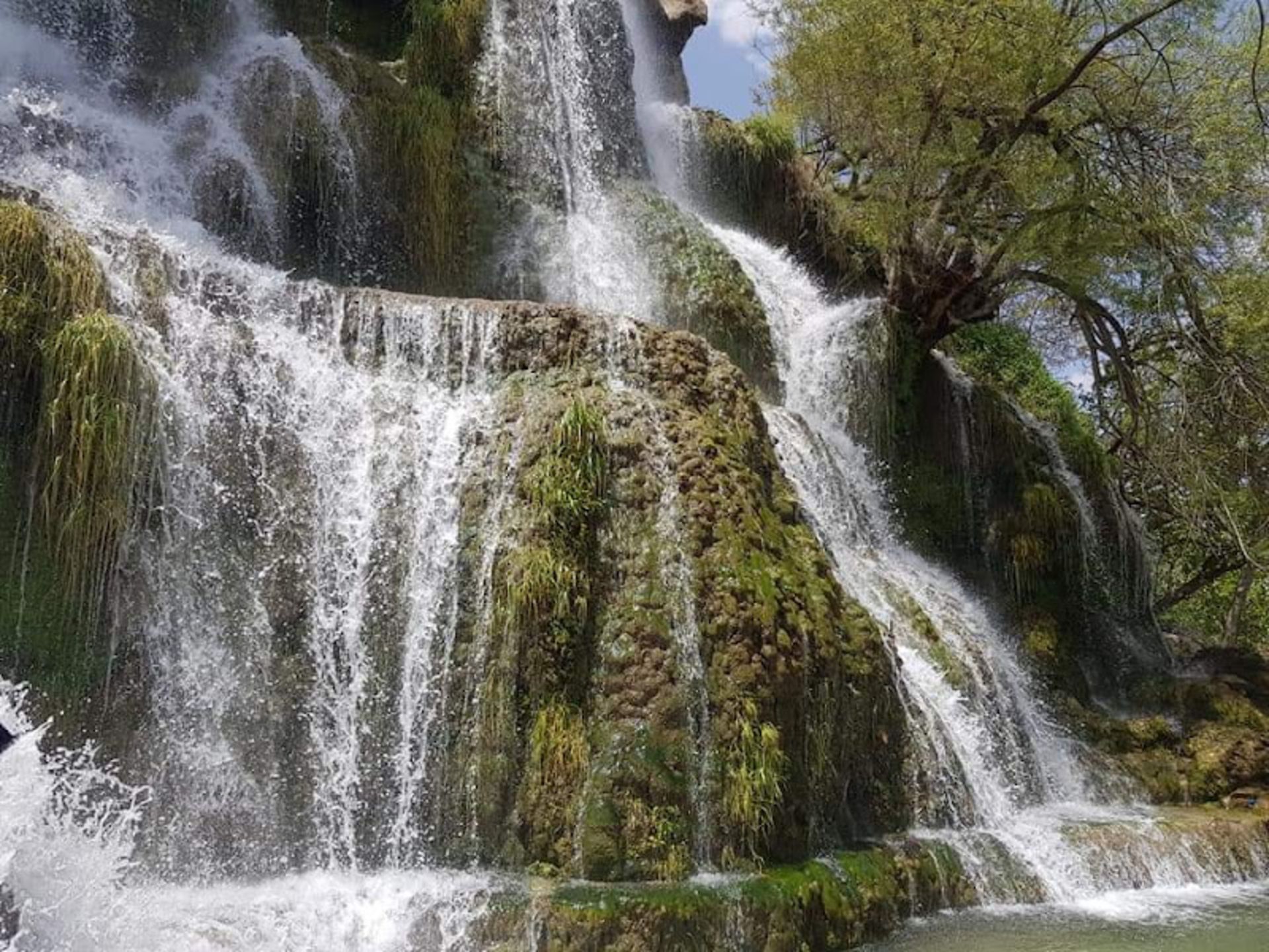 جریان آب در آبشار نیاسر کاشان