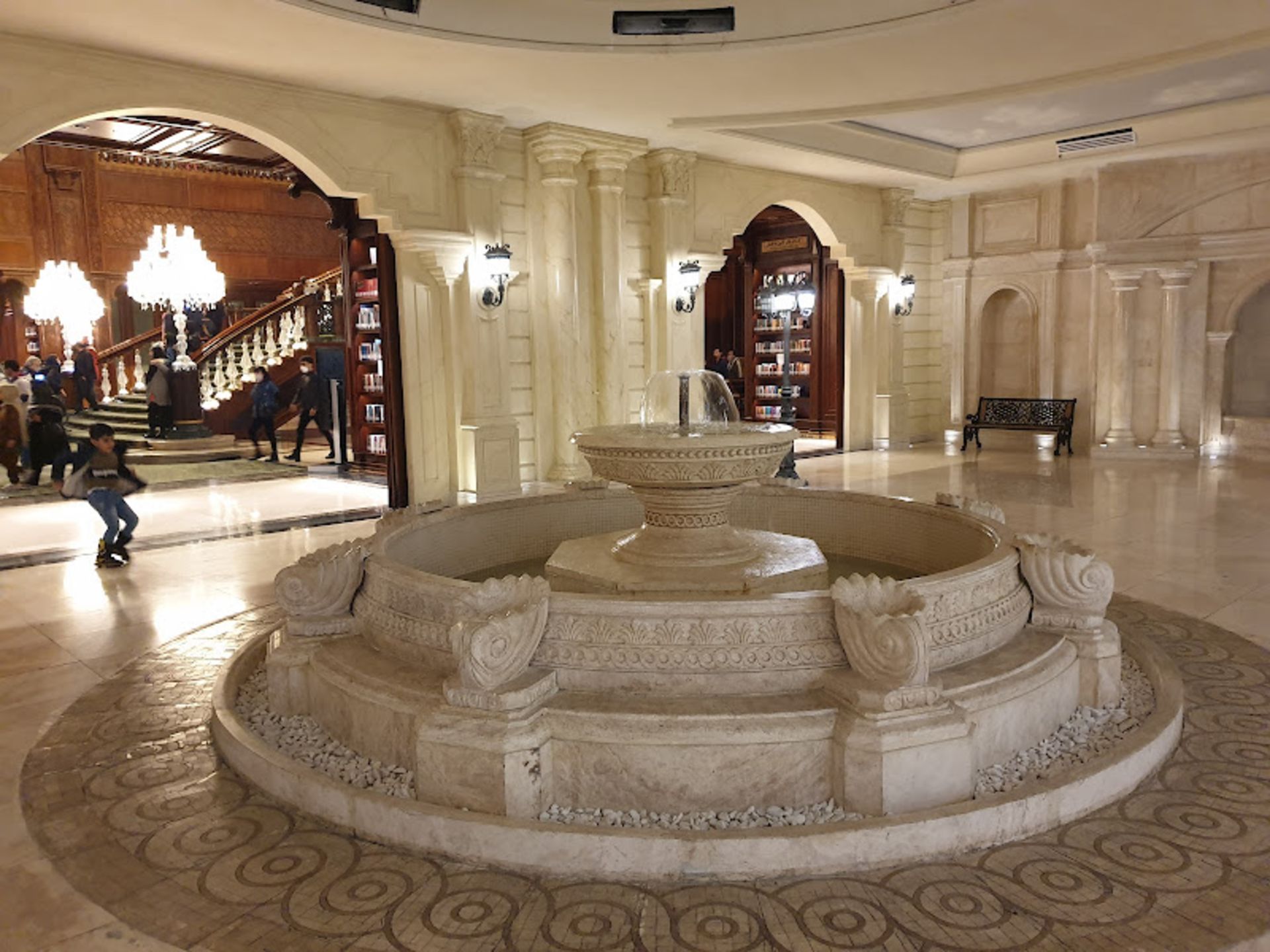 آبنمای وسط مرکز خرید ایران مال