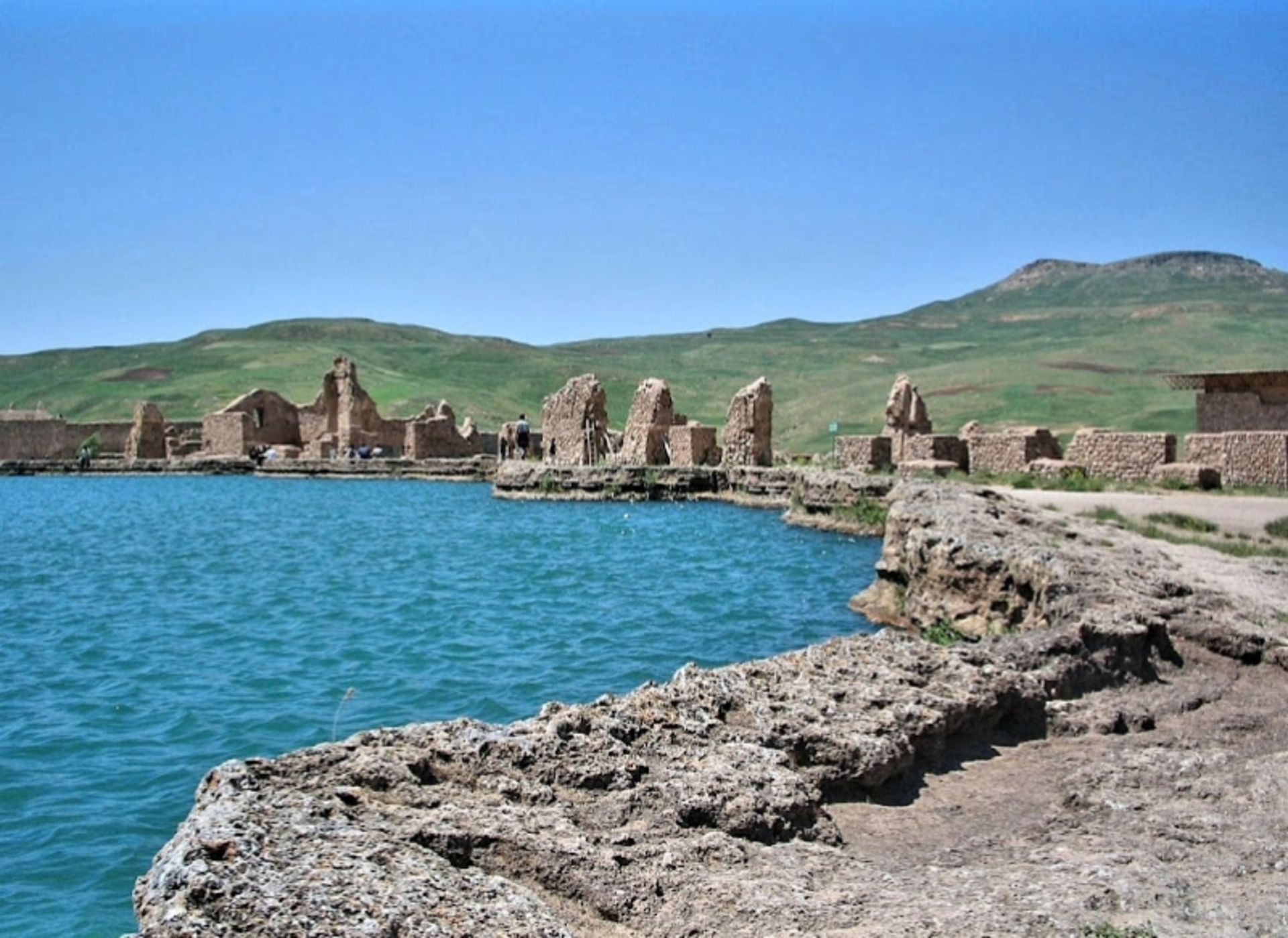 سازه های تاریخی اطراف دریاچه تخت سلیمان