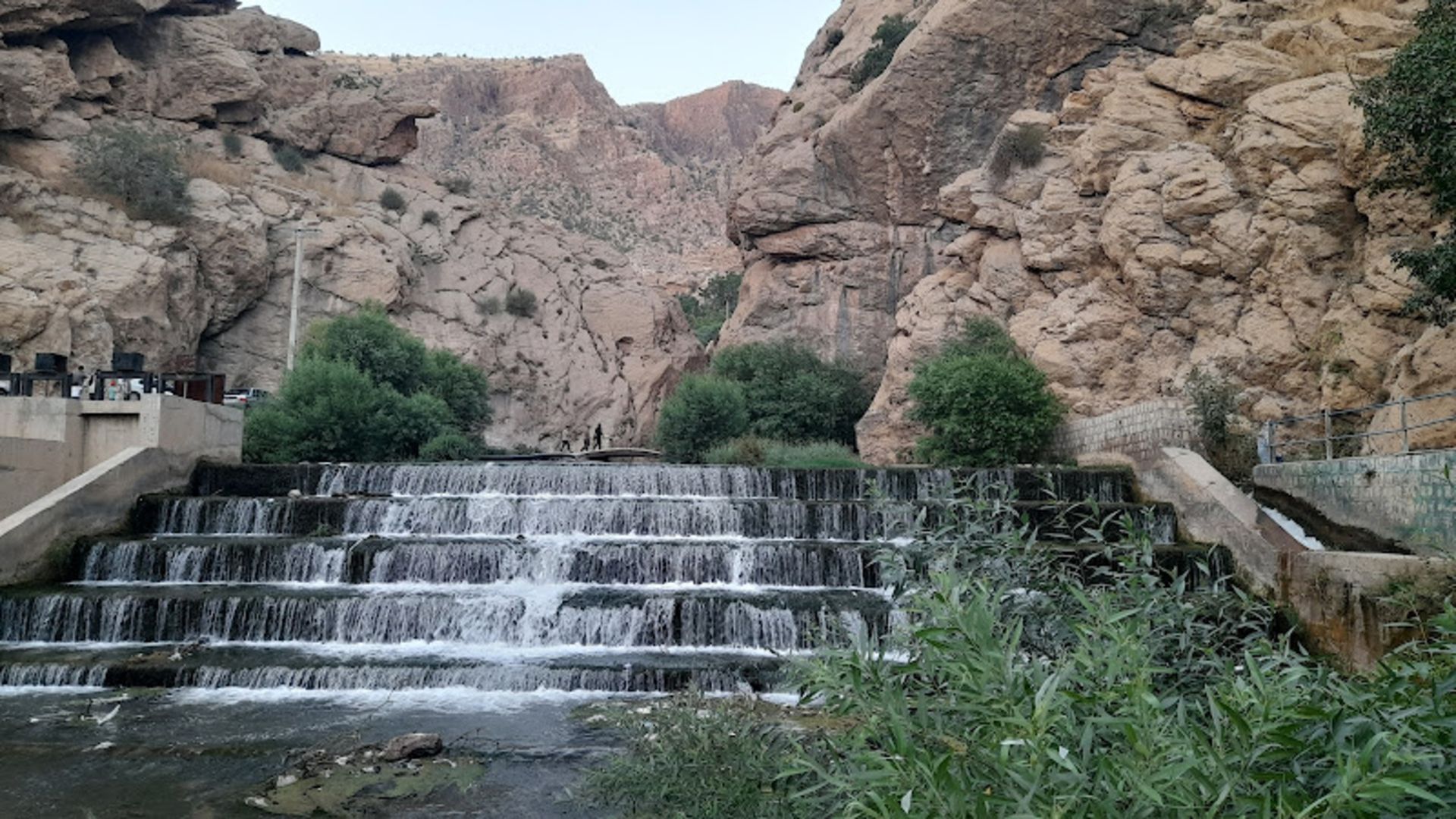 آبشار کوتاه در منطقه ریجاب 