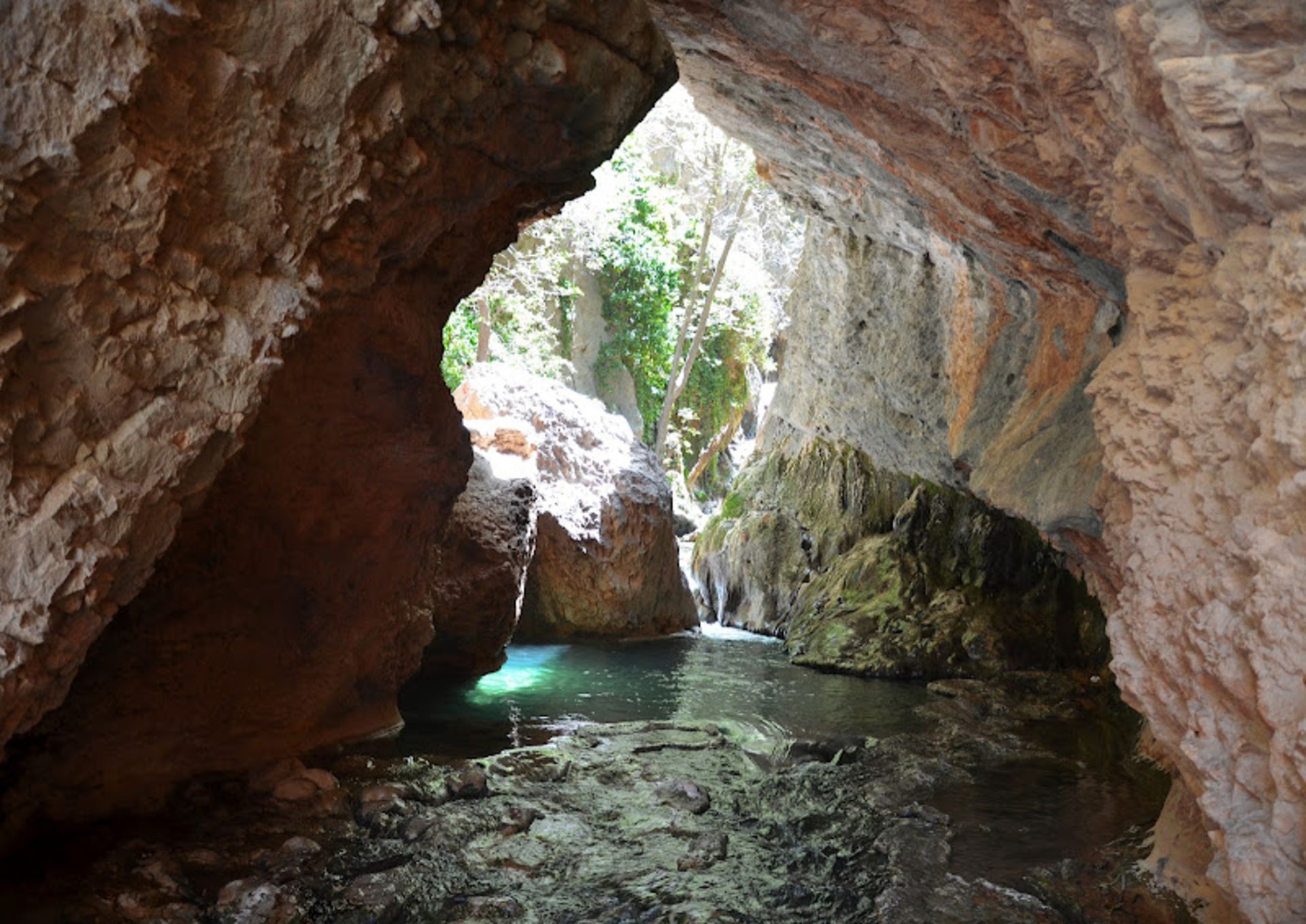 رودخانه در میان صخره های تنگ بستانک 