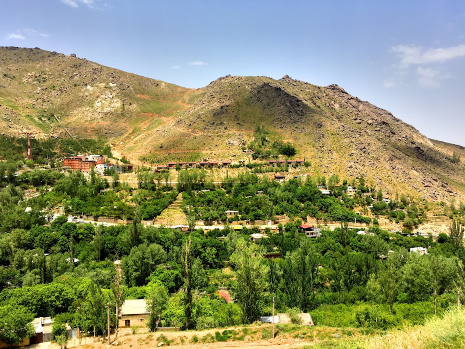 فضای سبز و کلبه های دهکده توریستی گنج نامه