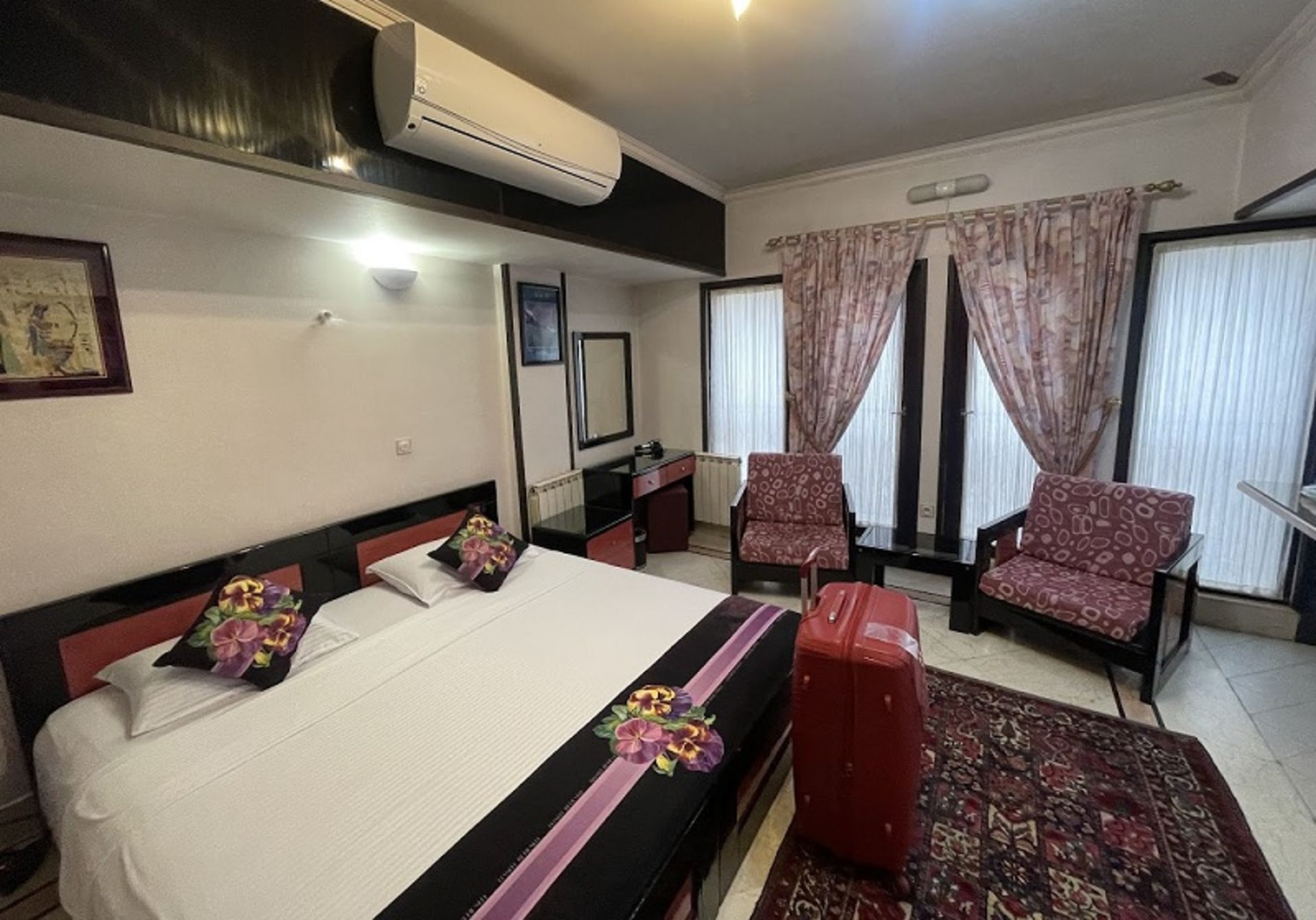 تخت دو نفره در اتاق هتل آپارتمان هشت بهشت اصفهان