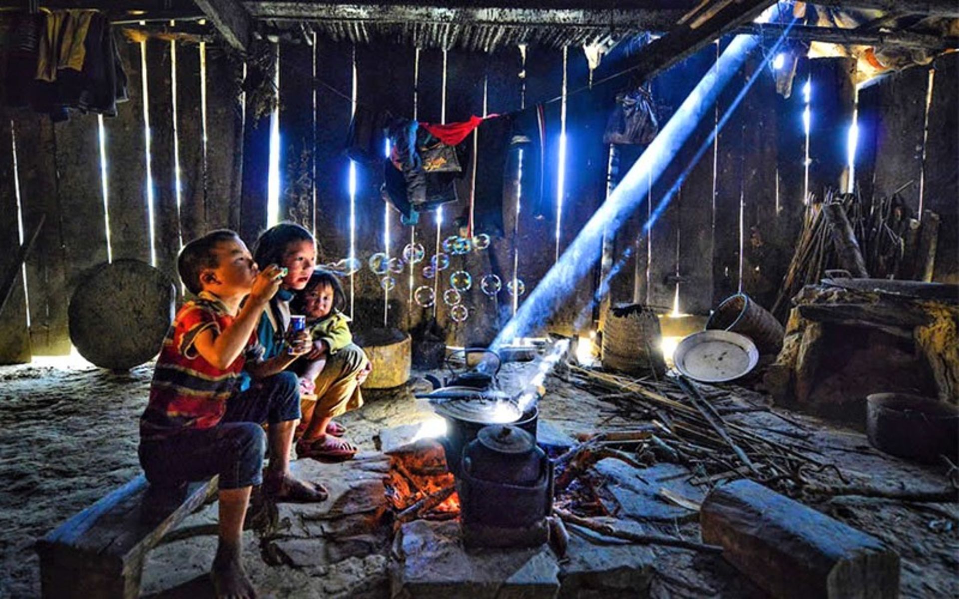 بازی کودکان در کلبه چوبی