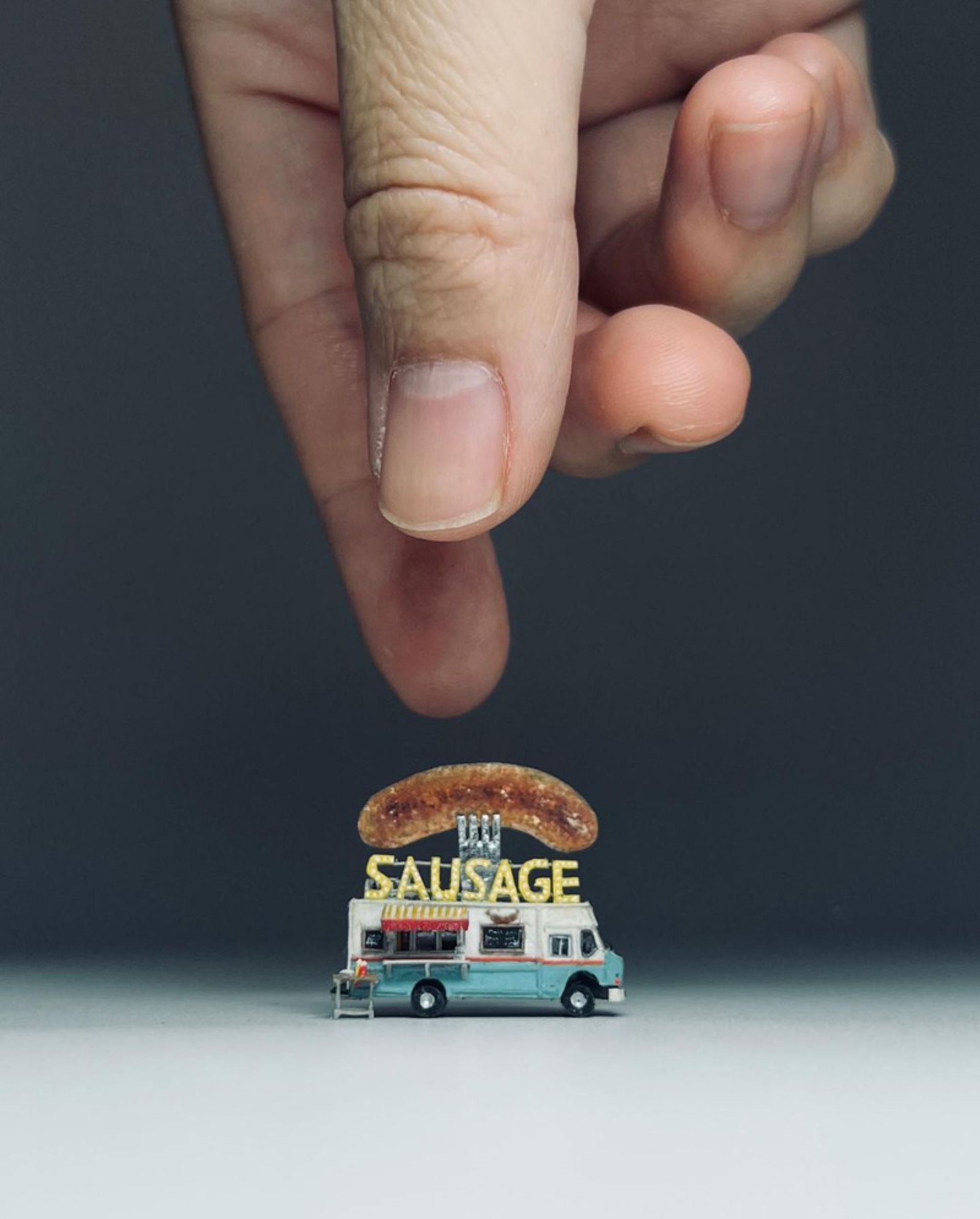 مینیاتوری از یک هات‌ داگ روی کامیون غذا