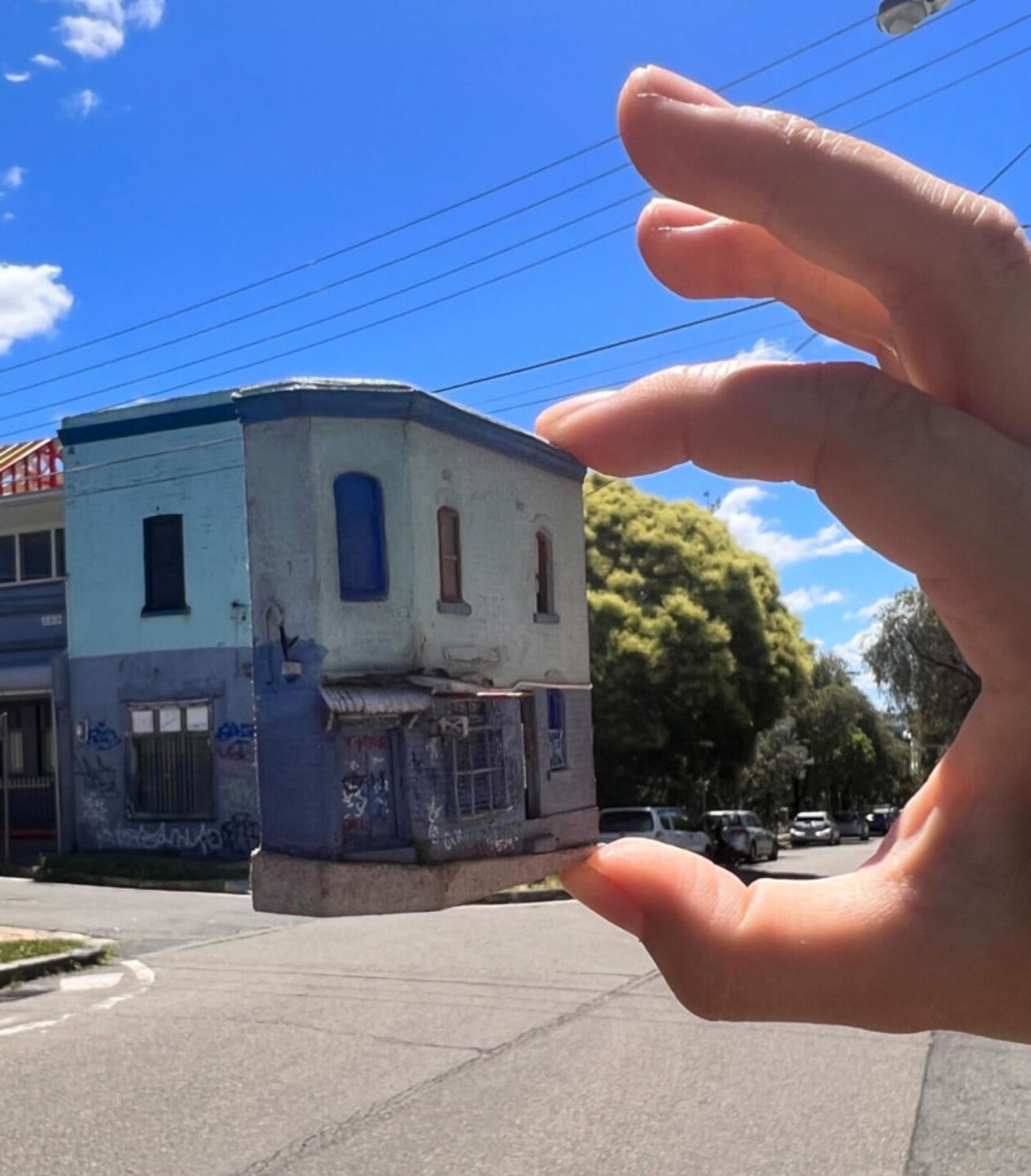 مینیاتوری از یک ساختمان گوشه خیابان