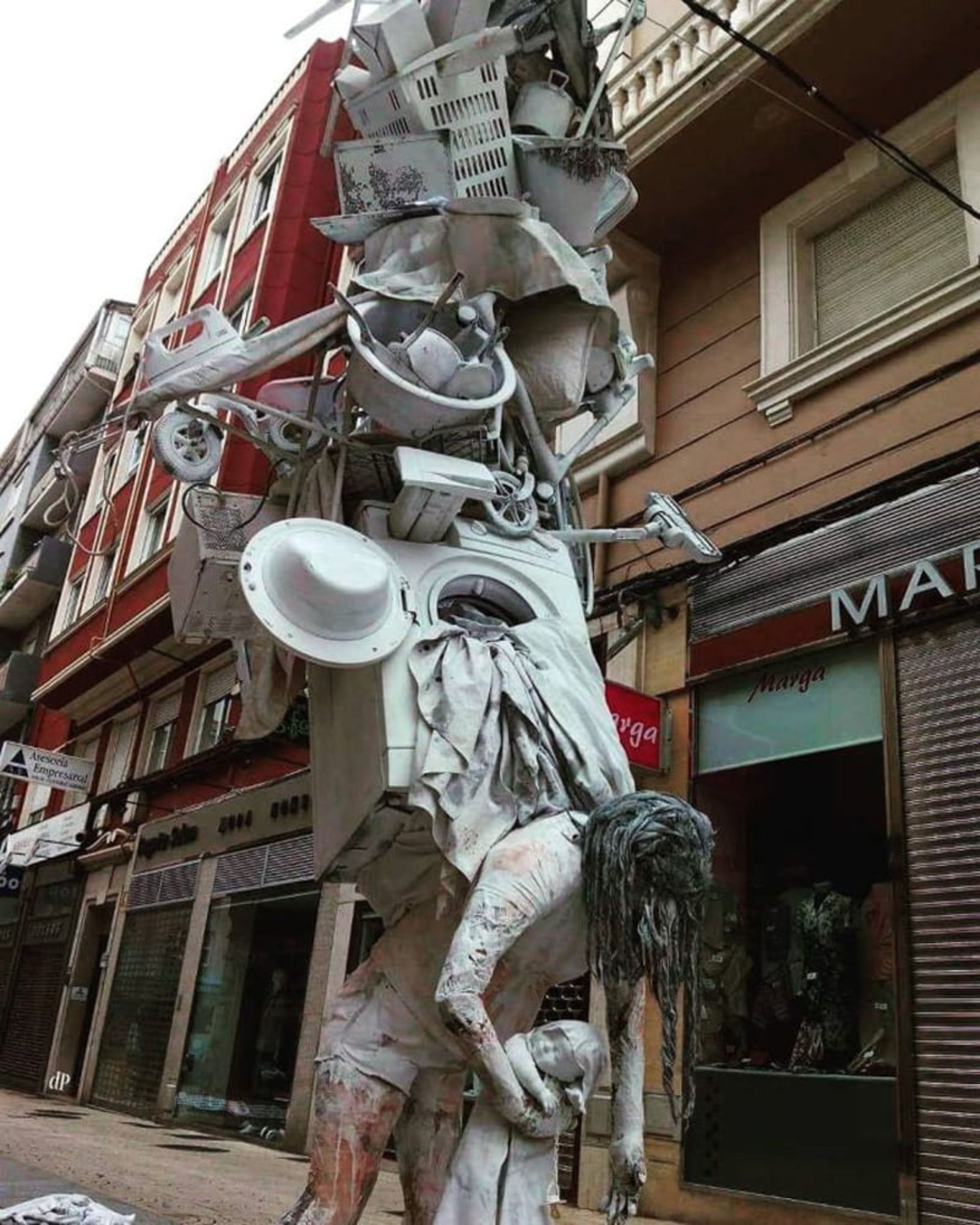 مجسمه عشق مادری