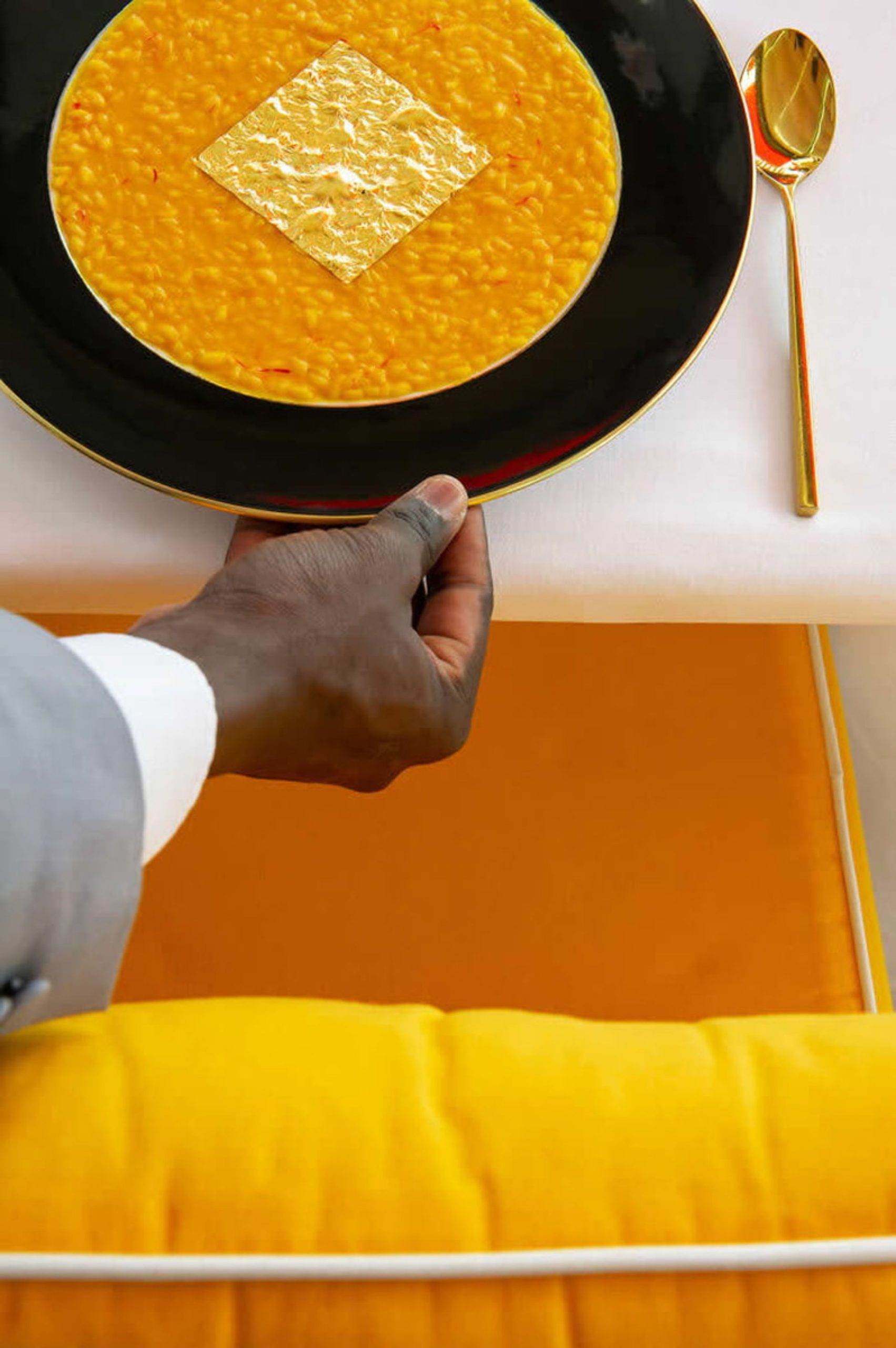 سرو غذا روی میز