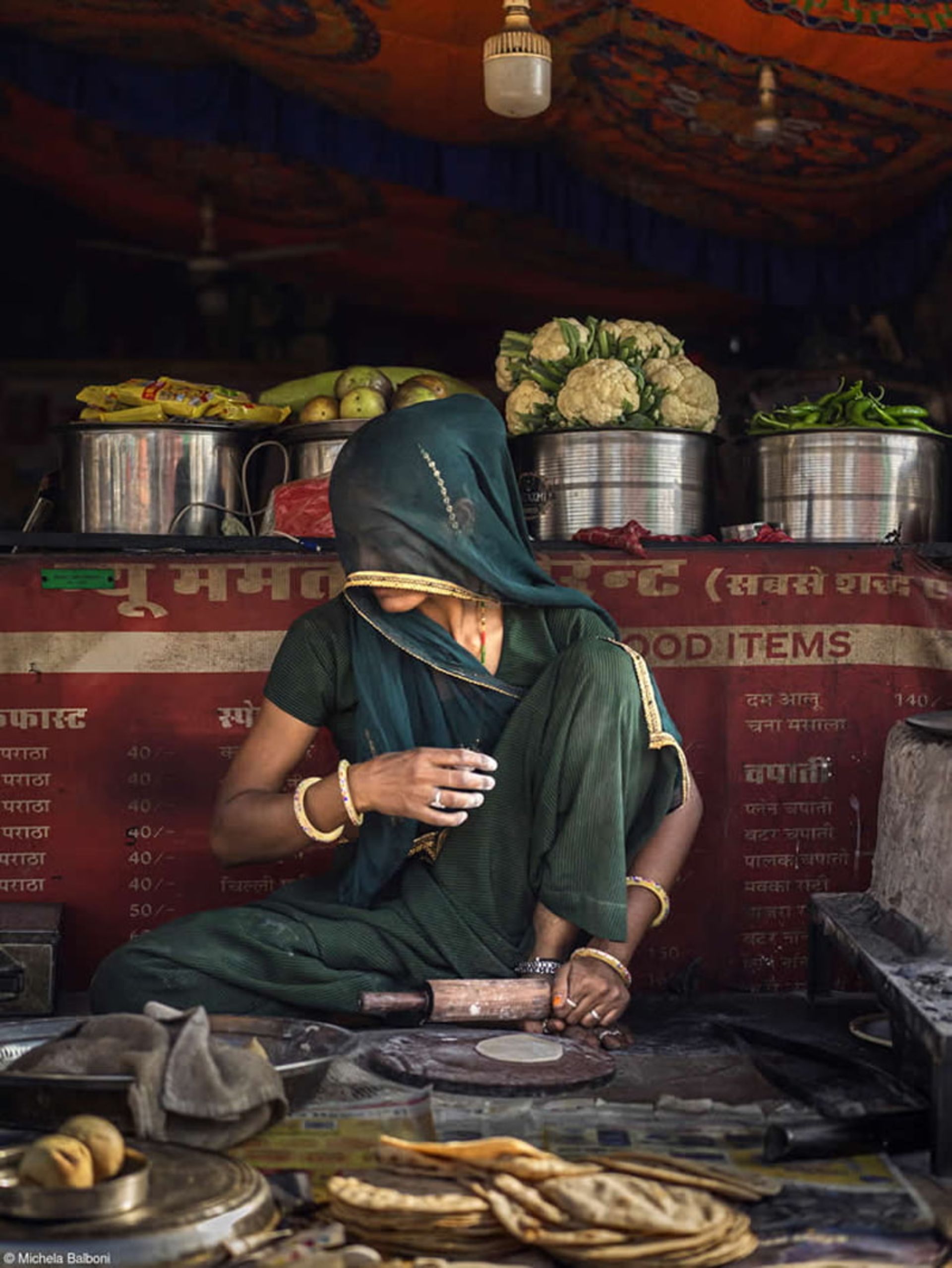 زنی در حال پخت نان