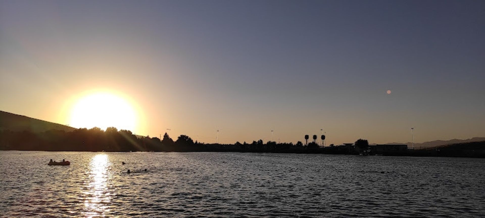 قایق سواری در دریاچه سراب نیلوفر کرمانشاه