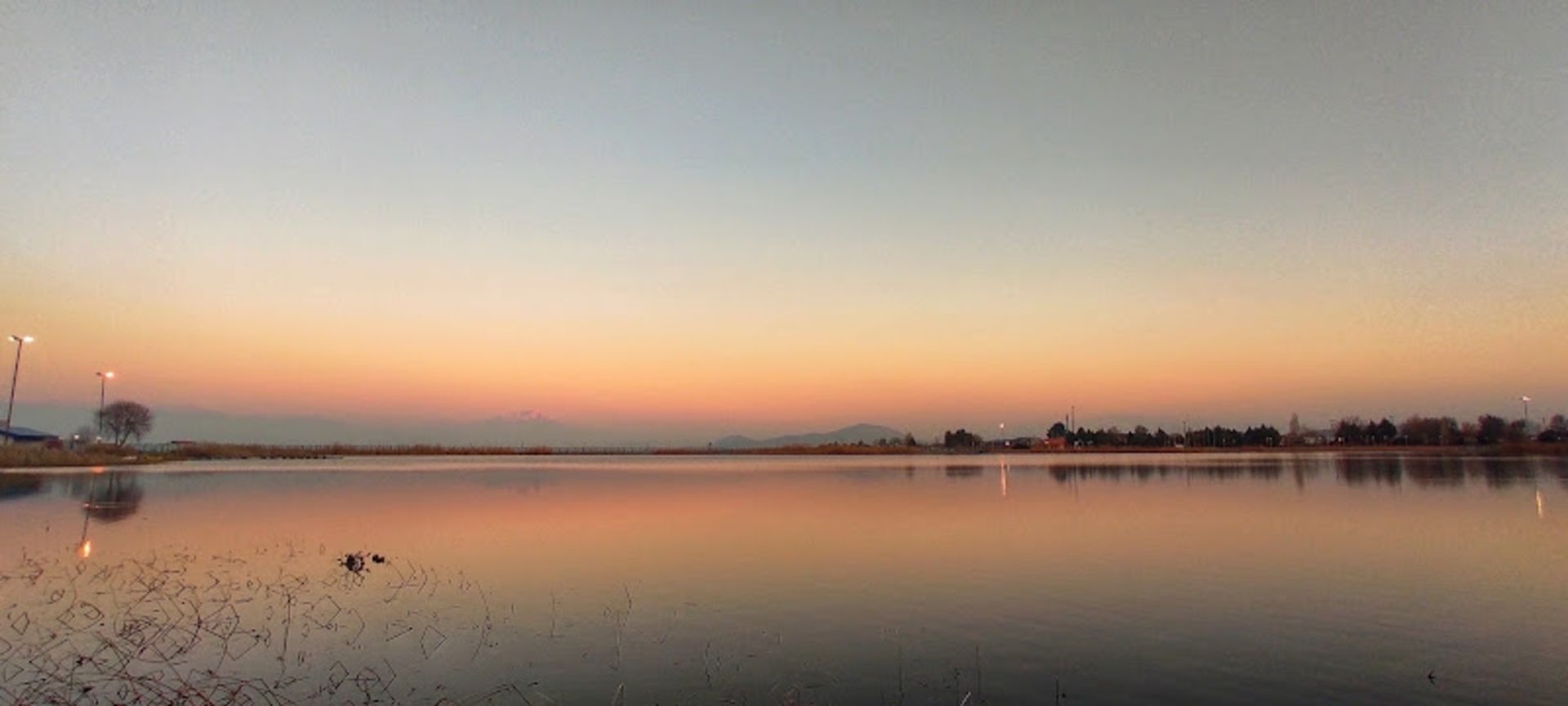 سراب نیلوفر در غروب تابستان