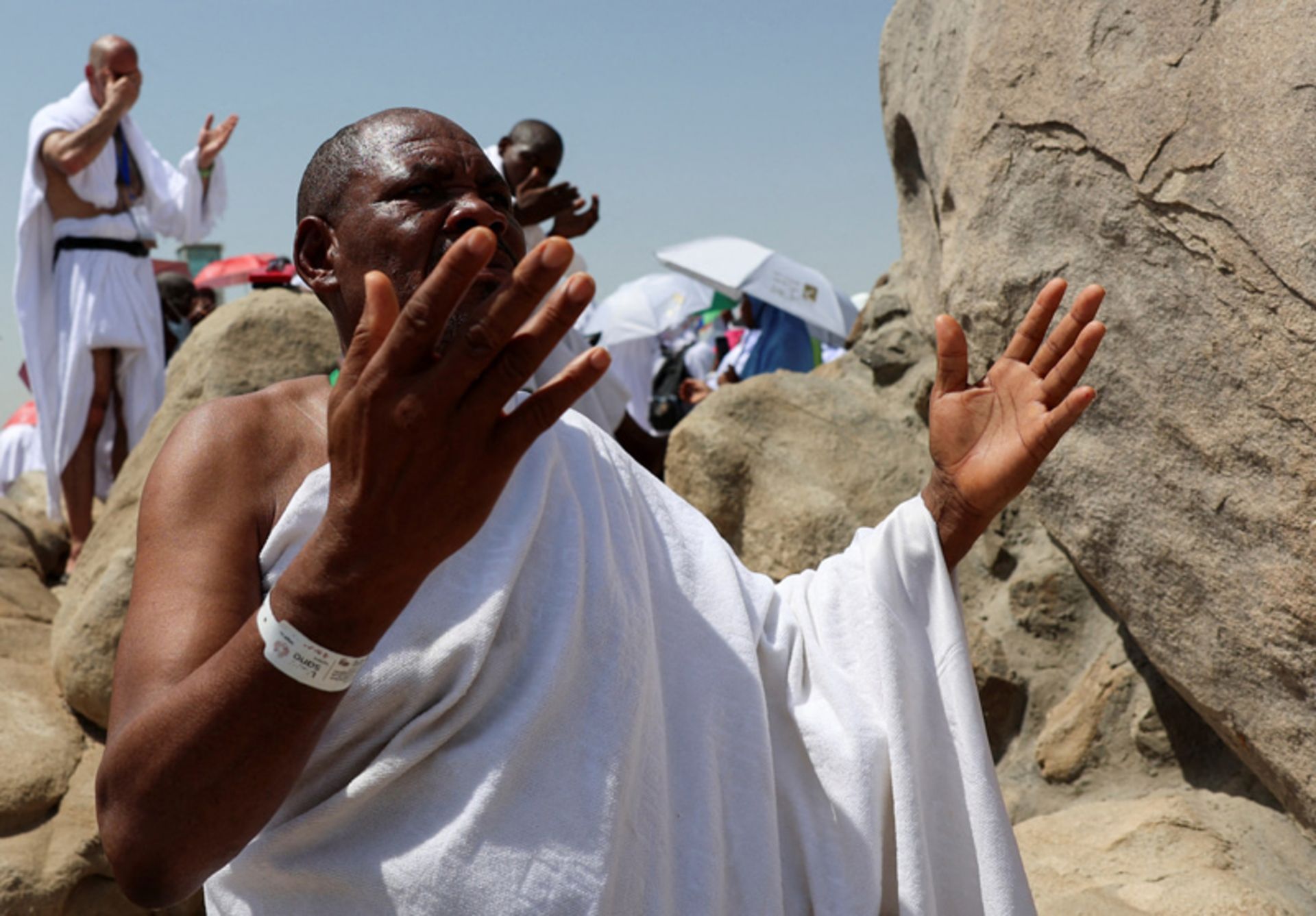 زائر مسلمان آفریقایی در حال دعا در جبل الرحمه