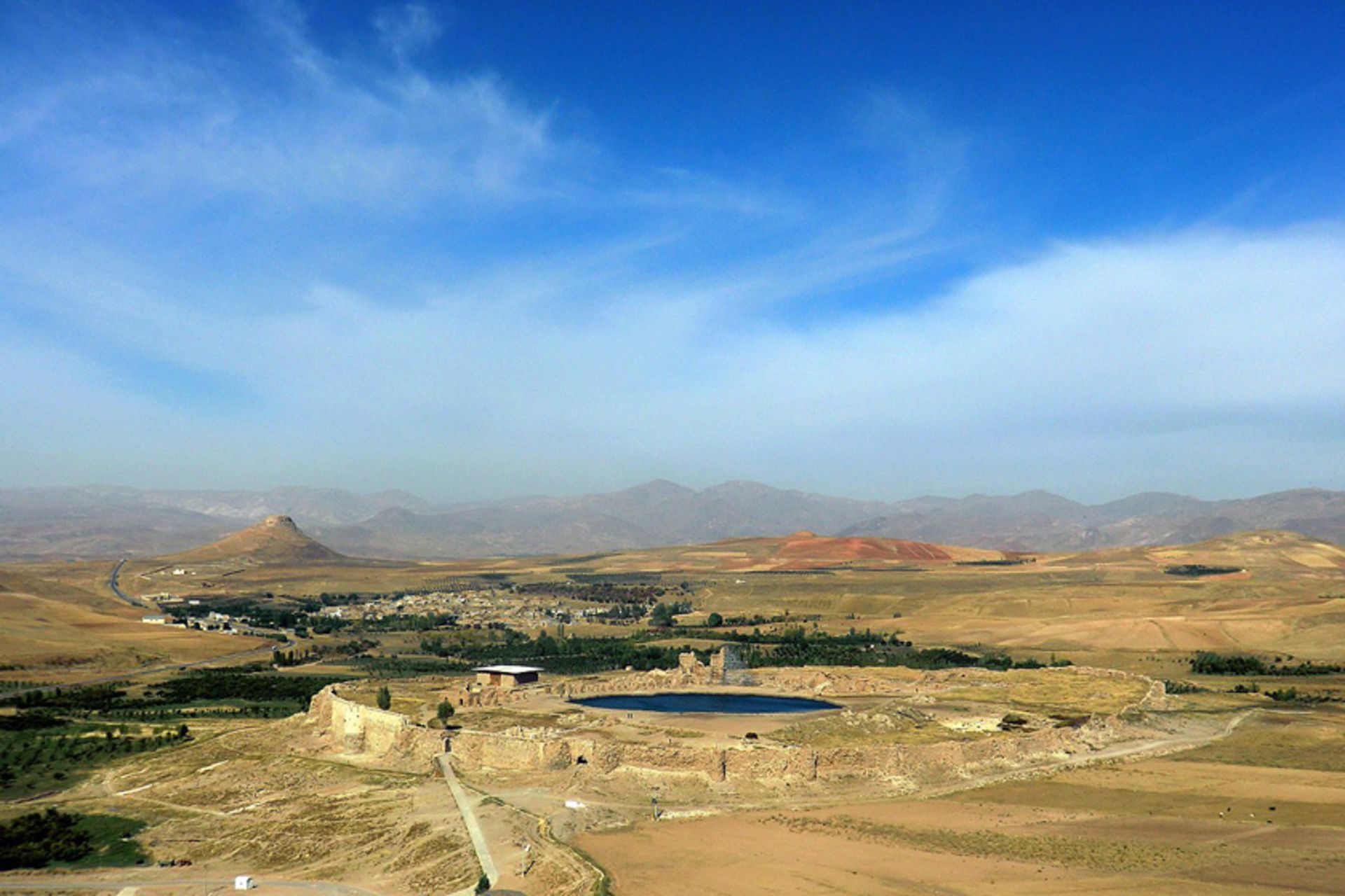 دورنمای تخت سلیمان. عکس از Stefan Bschorer